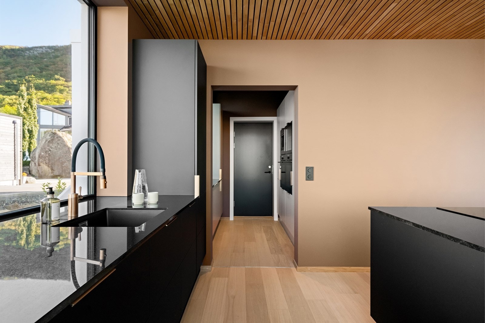 Praktisk grovkjøkken, direkte forbindelse mellom hovedkjøkken og garasje. Her har man blant annet kaffemaskin, vinskap og ekstra kjøl/frys. Galleribilde