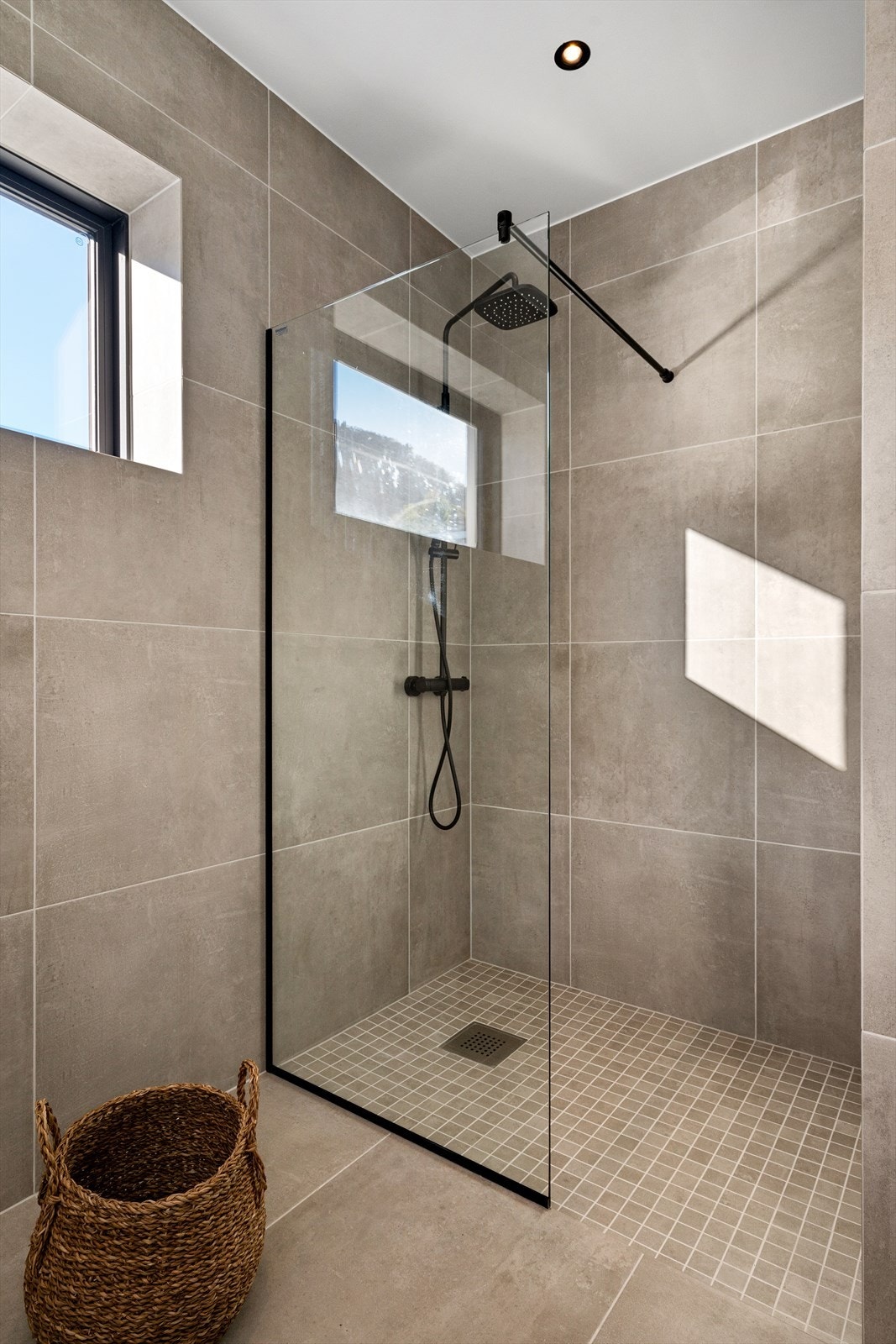 Gjennomgående materialvalg på de ulike baderommene. Galleribilde