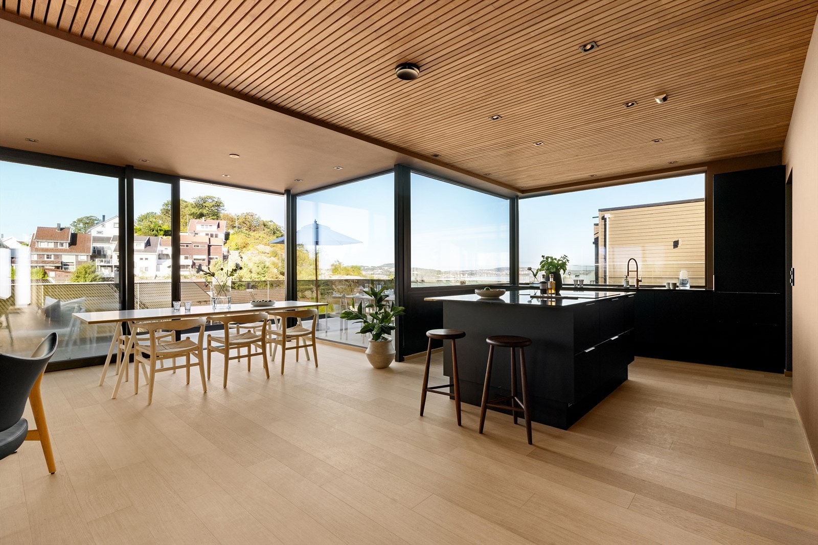 Allrommet er godt utnyttet med ulike soner, innfelt høyttalere i tak. Galleribilde