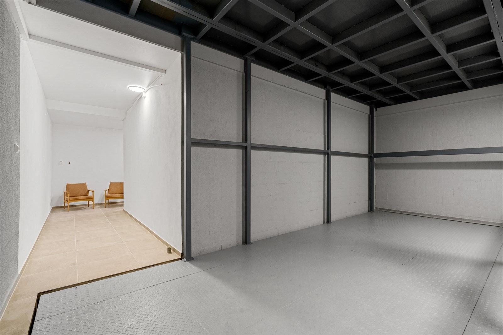 Nedre del av garasje og bilheis. Galleribilde