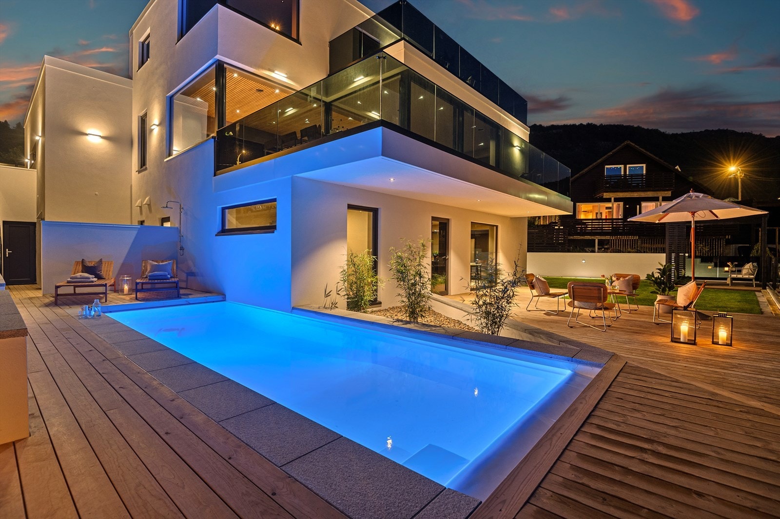 Ustrakt bruk av utendørs belysning og nydelig opparbeidede uteområder. Galleribilde