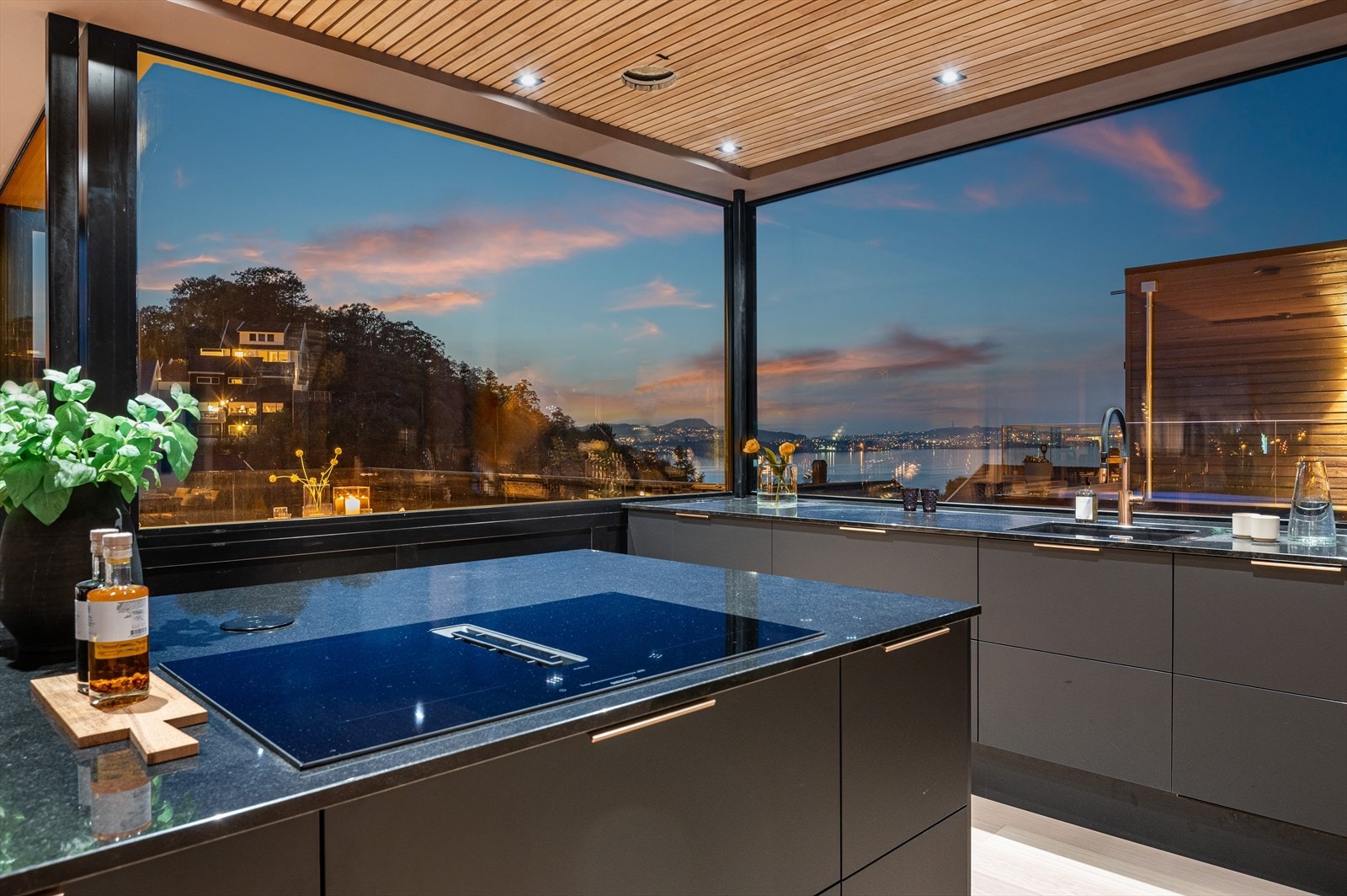 Delikat kjøkken fra JKE med benkeplate av stein. Galleribilde