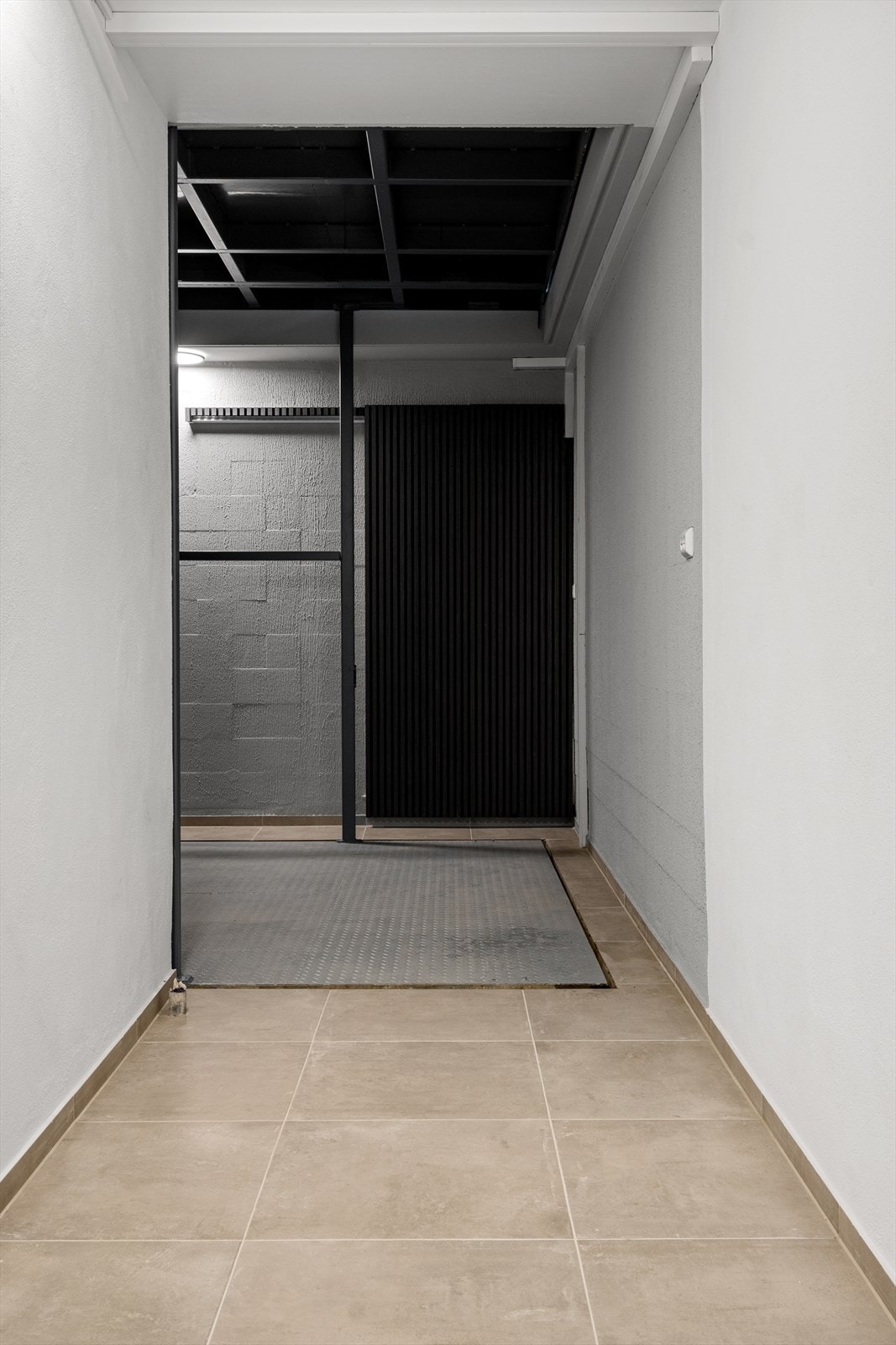 Adkomst til garasje og bilheis via underetasjen. Galleribilde