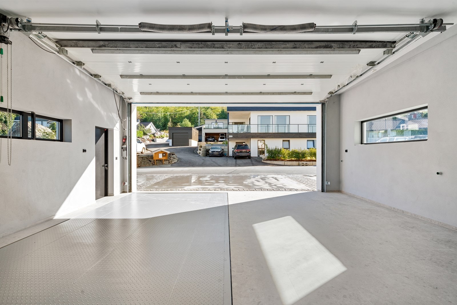 Romslig garasje på 52 kvm med fasiliteter som egen garderobe og direkte inngang til kjøkkenet. Galleribilde