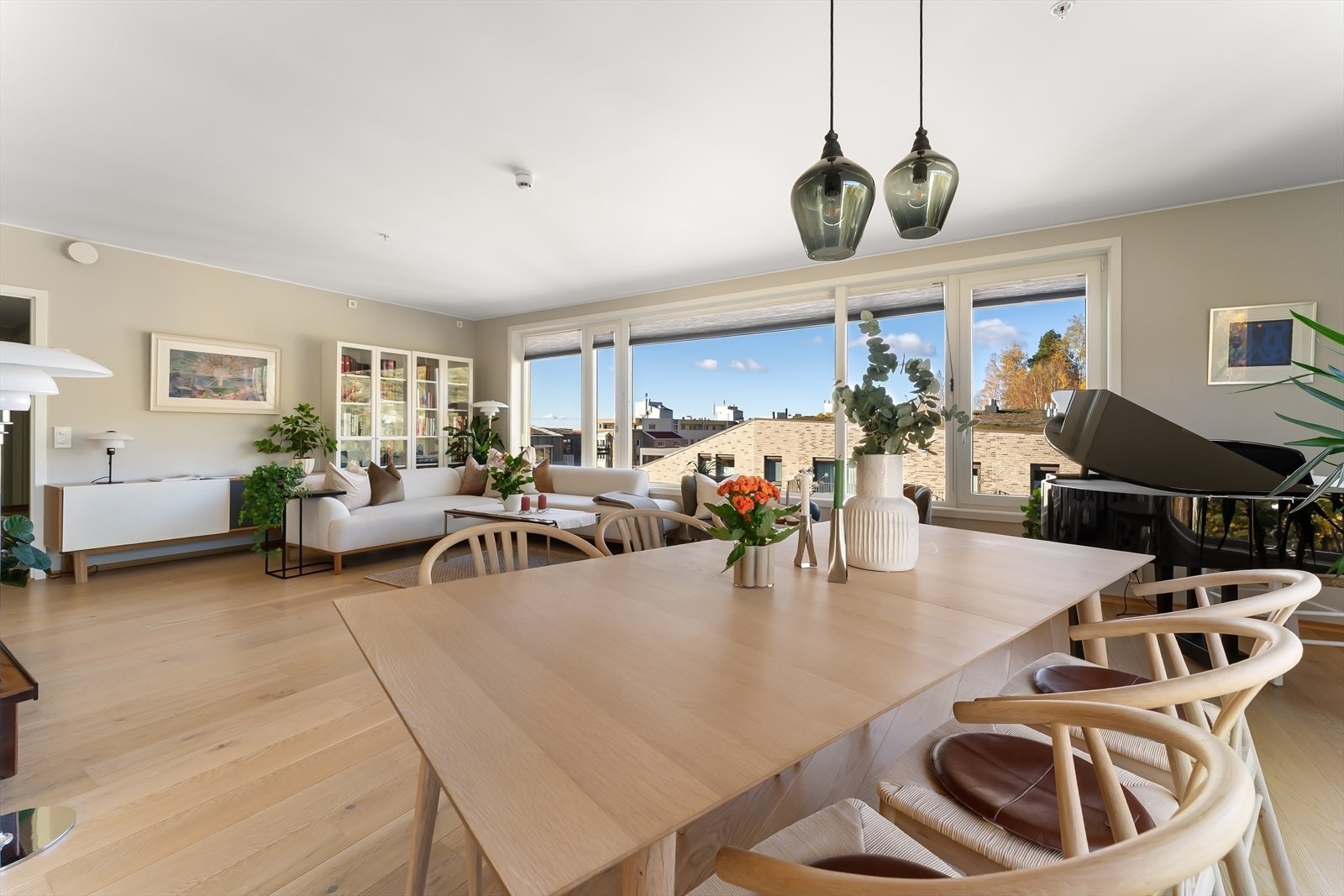 Flotte overflater med en stavs parkett og moderne fargevalg på vegg. Galleribilde