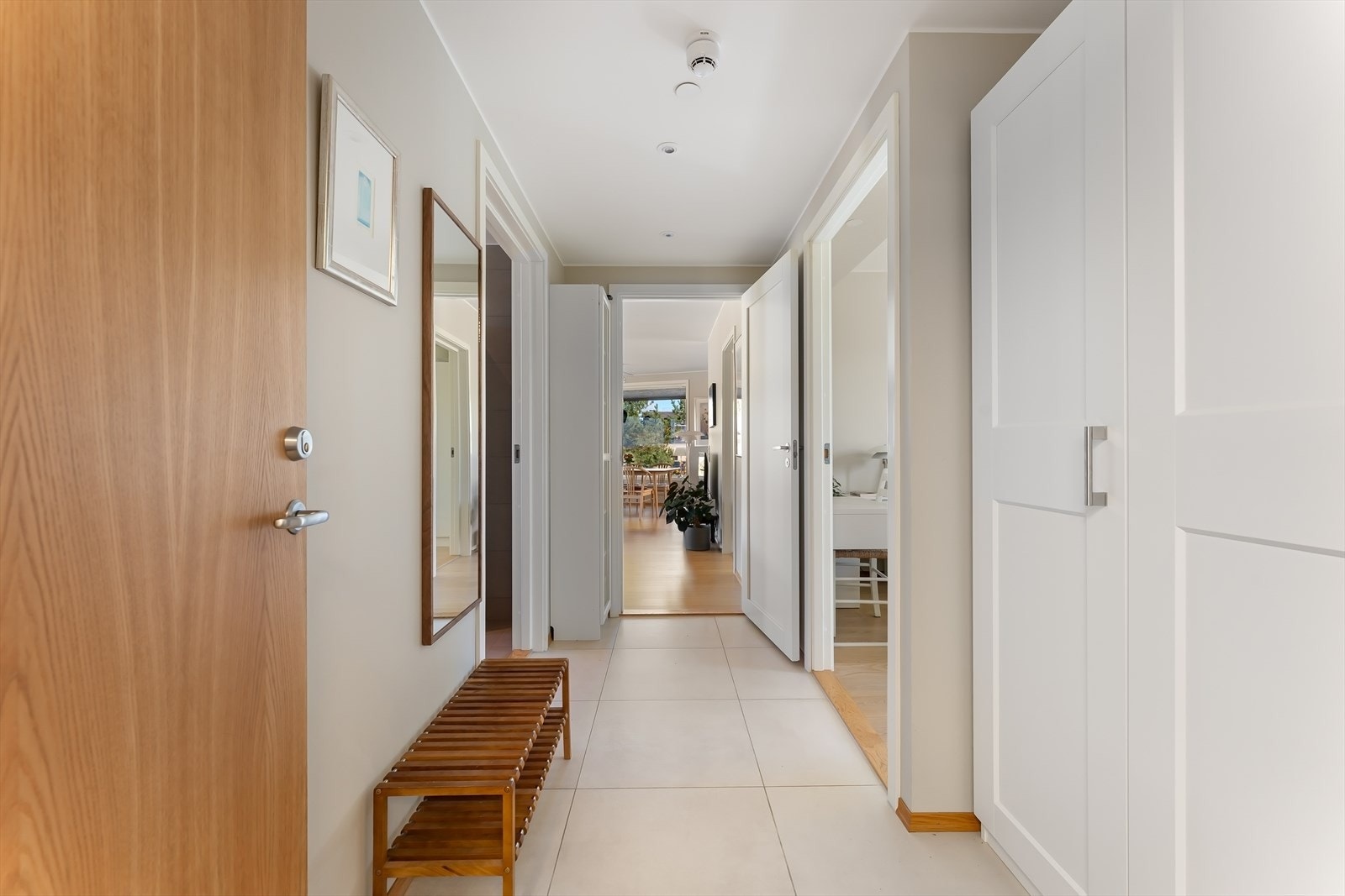 Gang med fliser på gulv og garderobeskap. Galleribilde