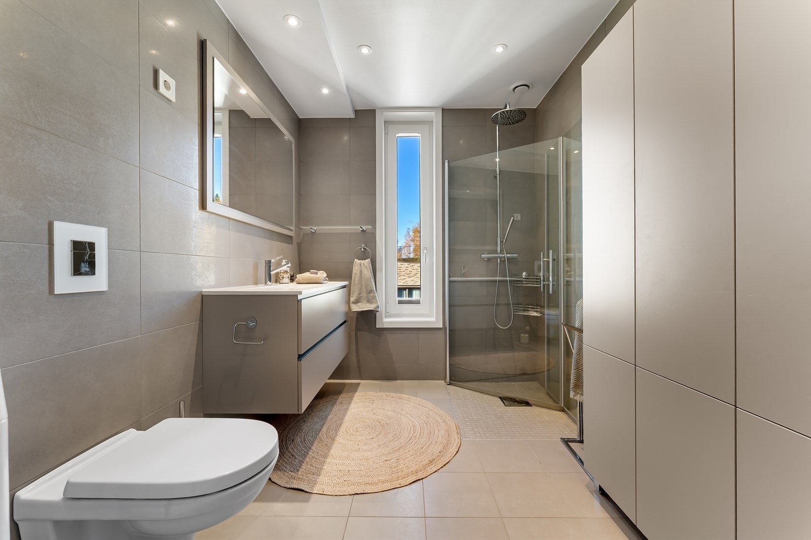 Det andre badet med god oppbevaring i skuffer og skap. Galleribilde