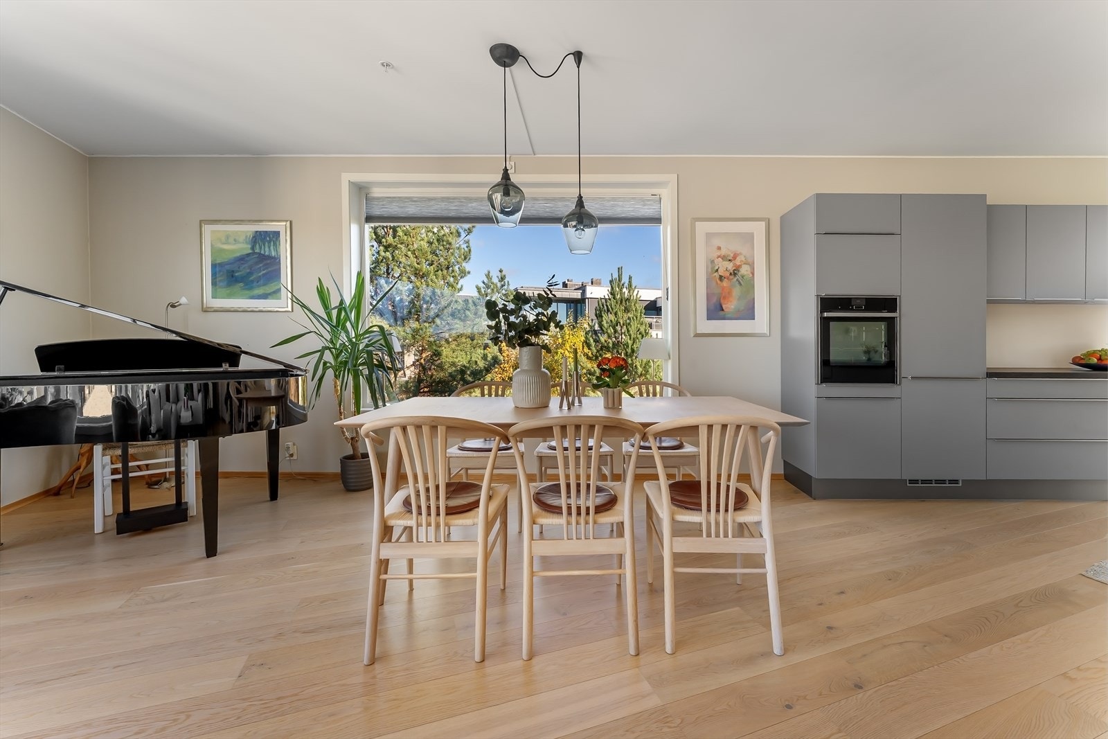 Hyggelig spiseplass ved kjøkkenet. Galleribilde