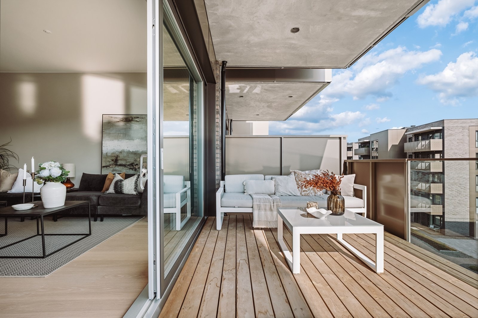 Fra stuen er det utgang til lekre overbygde balkonger Galleribilde