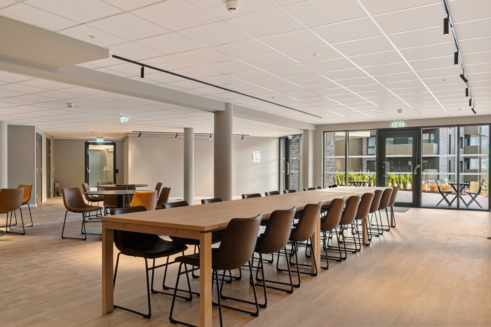 Midt i sameie er det laget en selvbetjent sameie-kafé som man også kan leie til f.eks bursdager, konfirmasjoner, etc Galleribilde