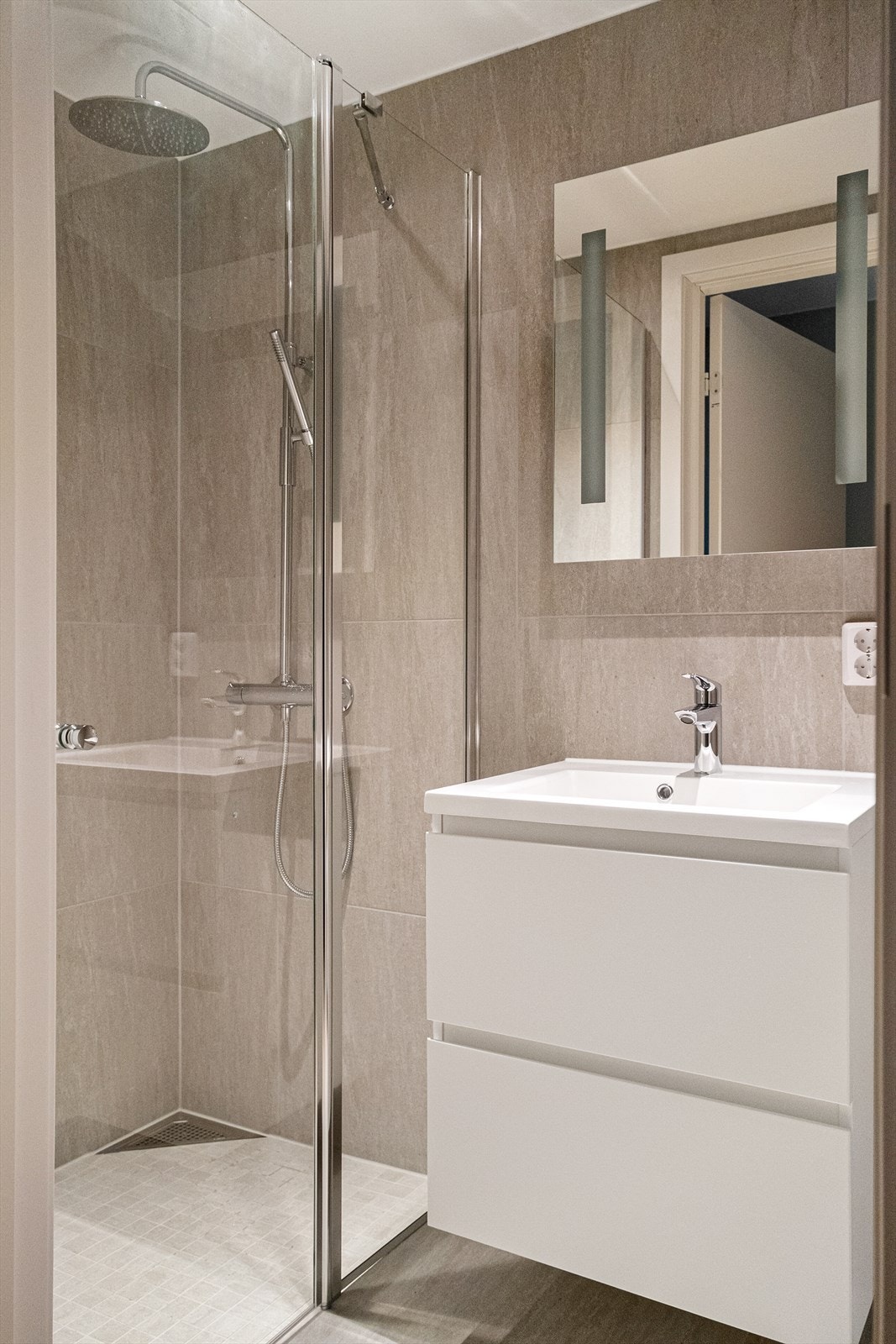 De er utstyrt med entre, soverom og bad Galleribilde