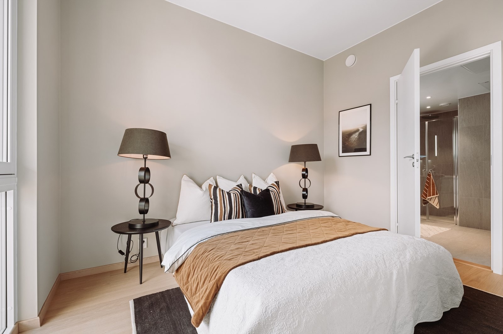 Hovedsoverommet er av god størrelse og har god plass til dobbeltseng, nattbord og garderobe Galleribilde