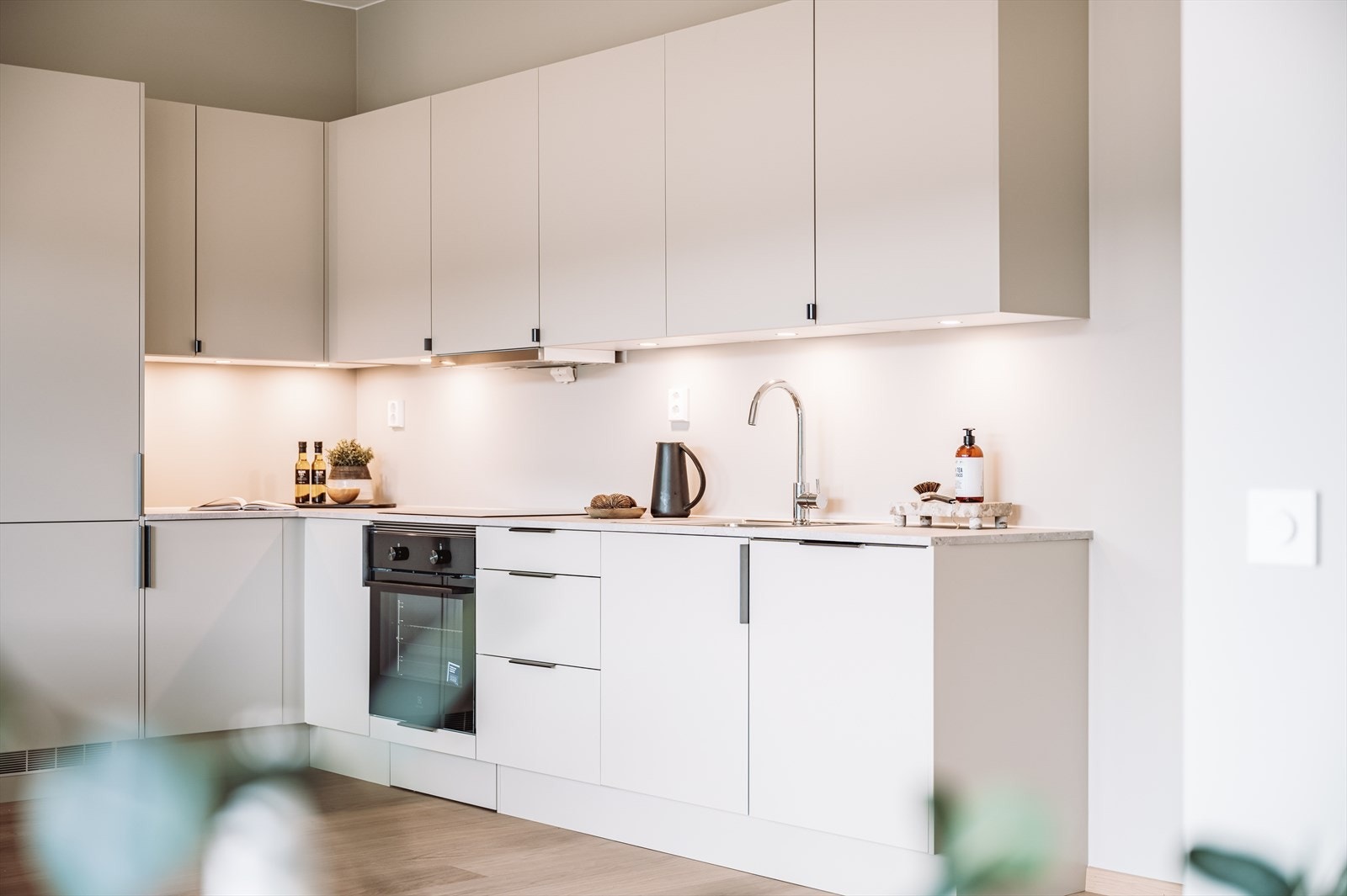 Kjøkkenet er levert fra Sigdal og har godt med benk og skapplass Galleribilde