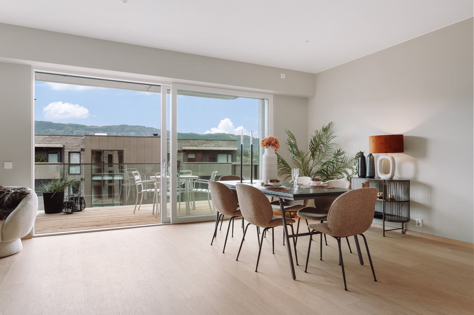 Alle leiligheten har gode og store balkonger med god plass til ønsket sittegruppe Galleribilde