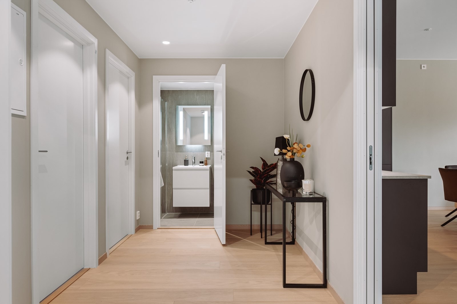 I entreen er det god plass til garderobe og adkomst til soverom nr. 2 og 3, bad nr.2 og stuen Galleribilde