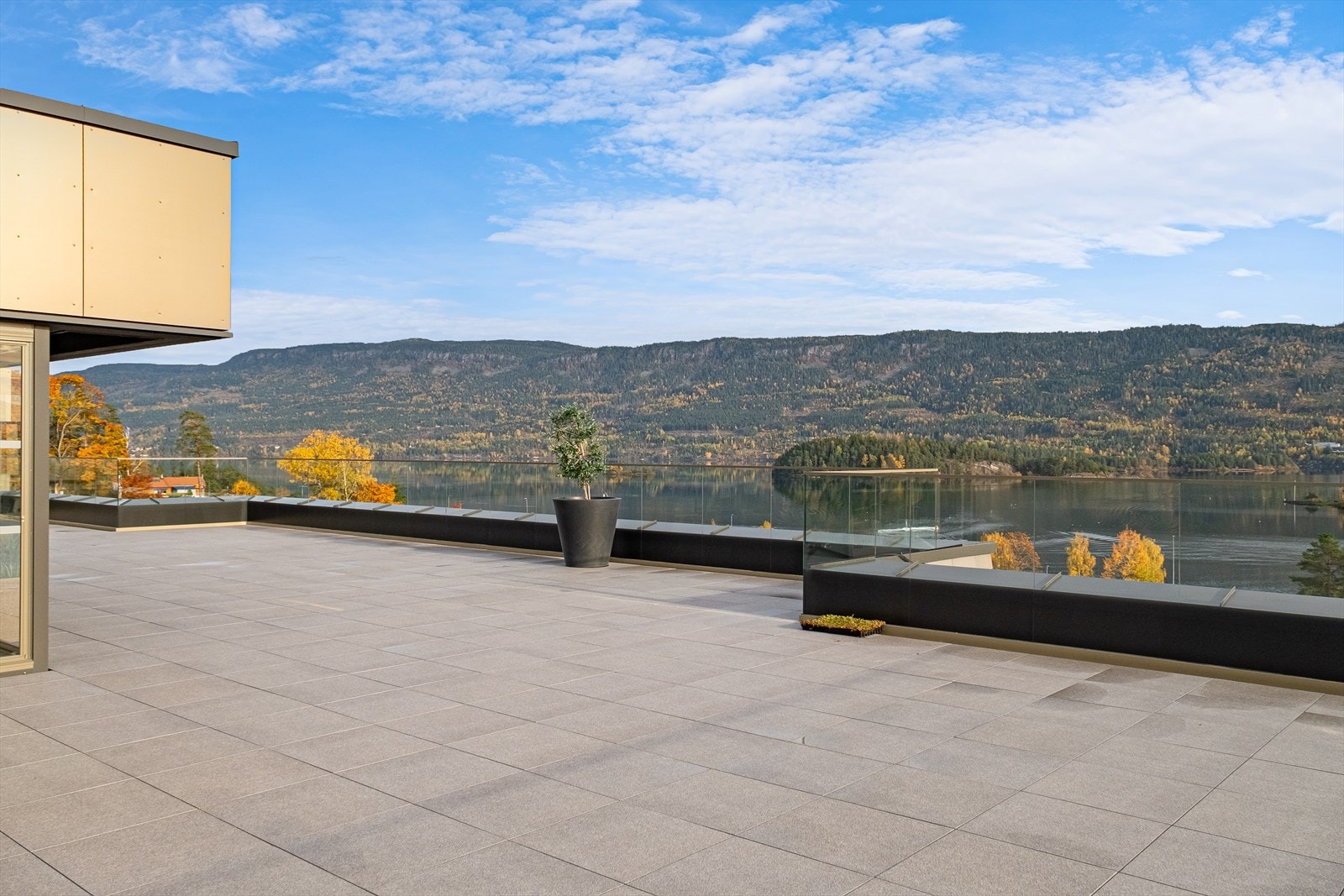 Her kan man nyte lange sommer dager med en fantastisk utsikt Galleribilde