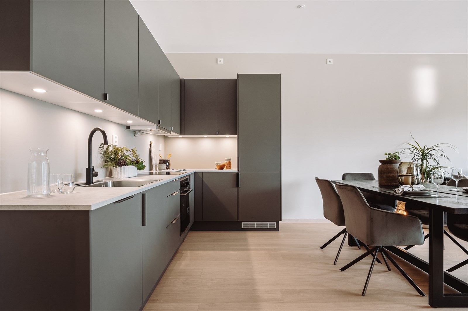 I denne leiligheten har de valgt mørke skrog og fronter Galleribilde