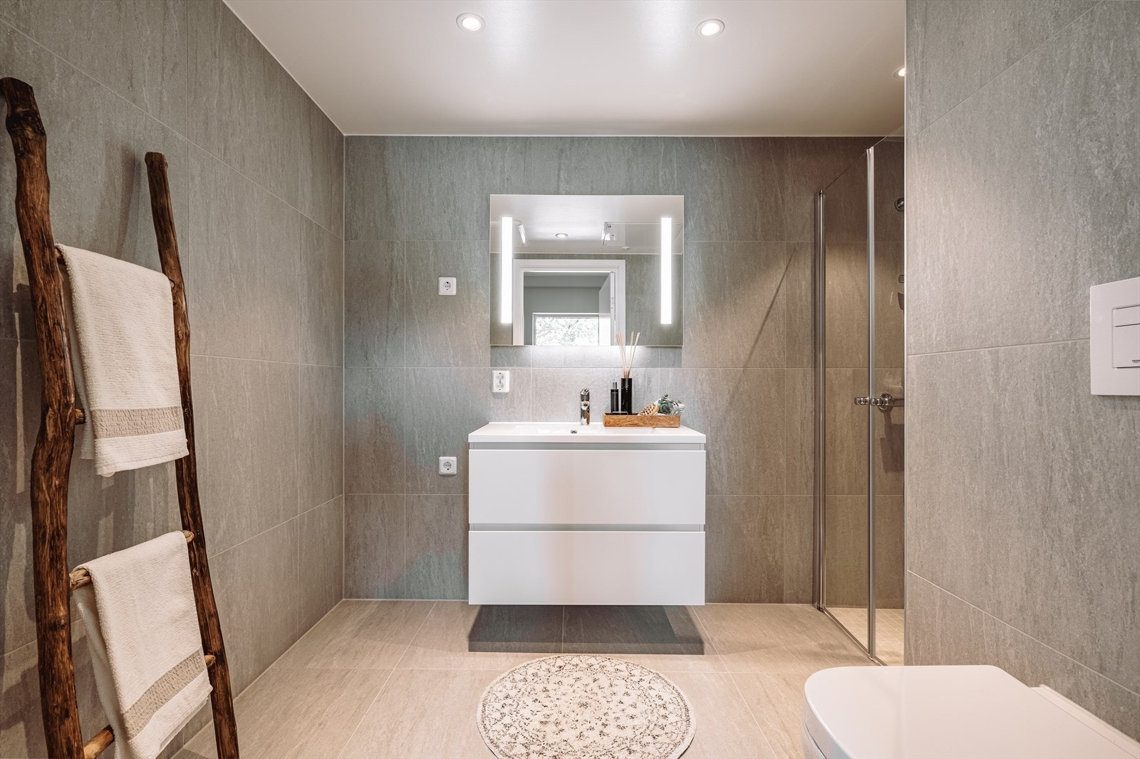 Tilknyttet hovedsoverommet er det et eget lekkert bad Galleribilde