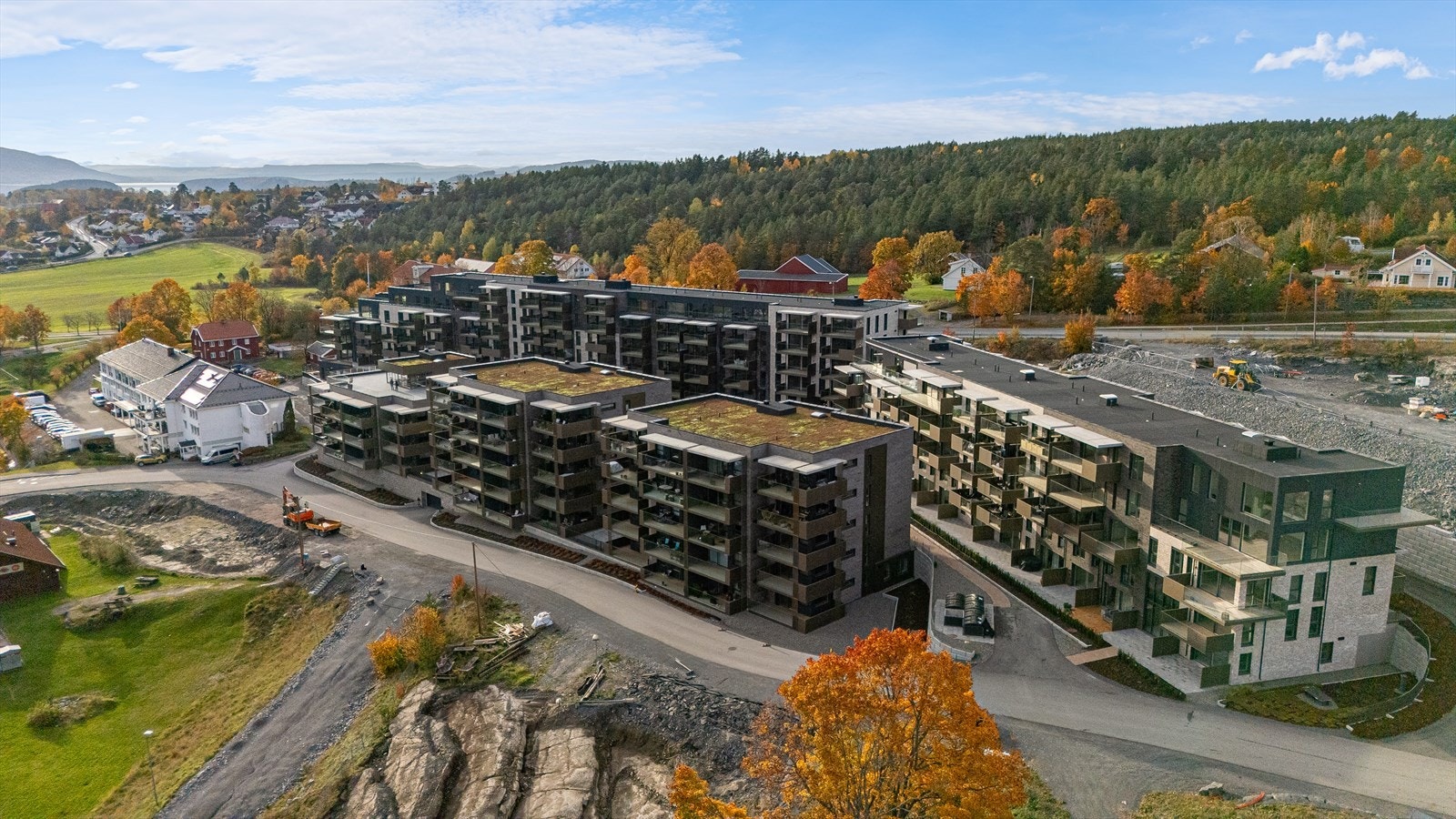 Her får du virkelig det beste fra to verdener: et moderne og komfortabelt hjem i grønne omgivelser - med kort vei til både byliv og arbeidsplass Galleribilde