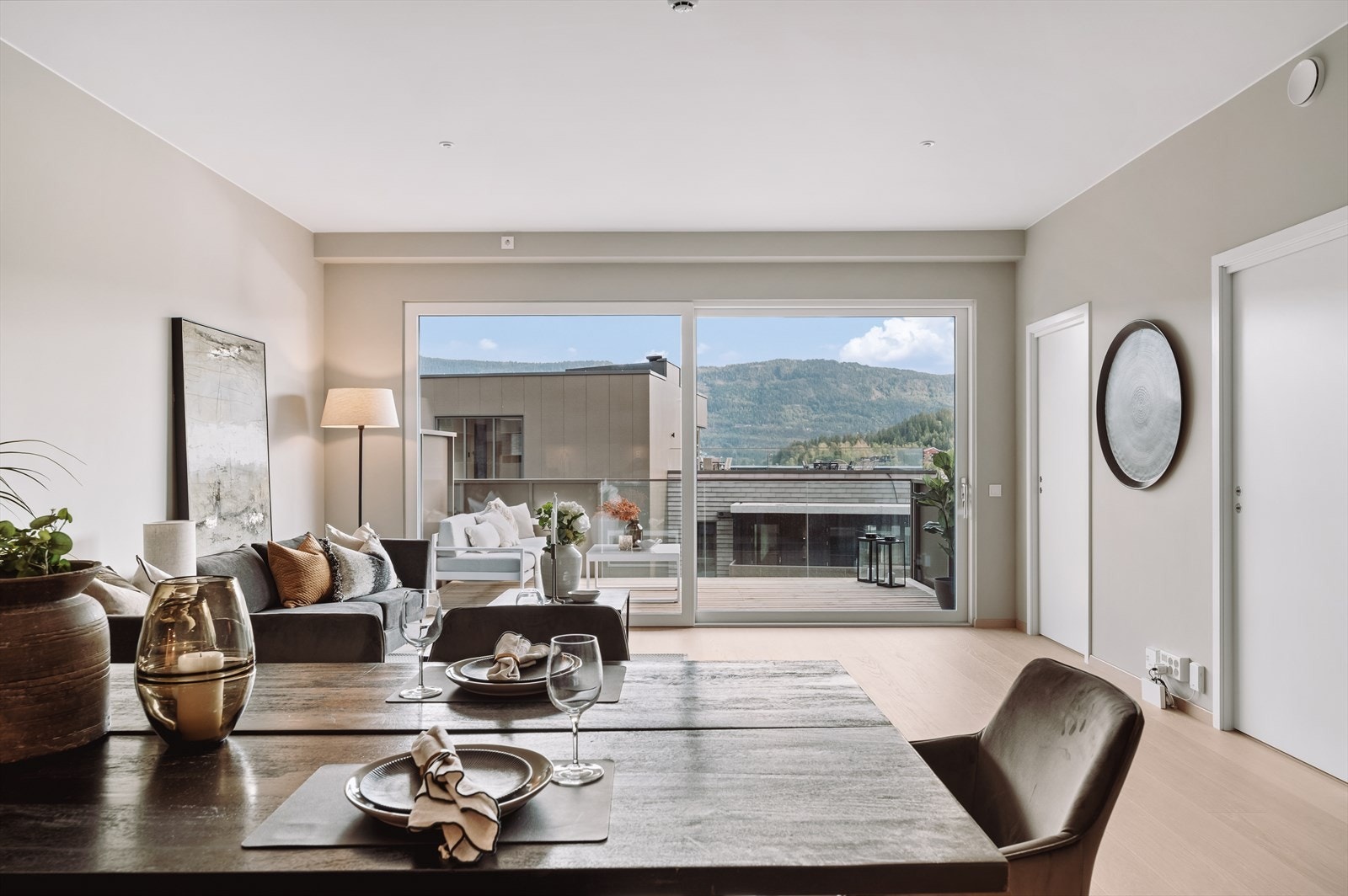 De store linseoverflatene slipper inn rikelig med naturlig Galleribilde