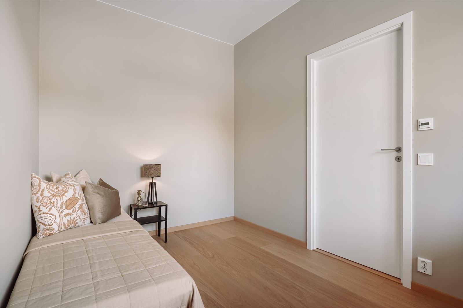 Soverom nr. 2 har god plass til seng, nattbord og garderobe Galleribilde