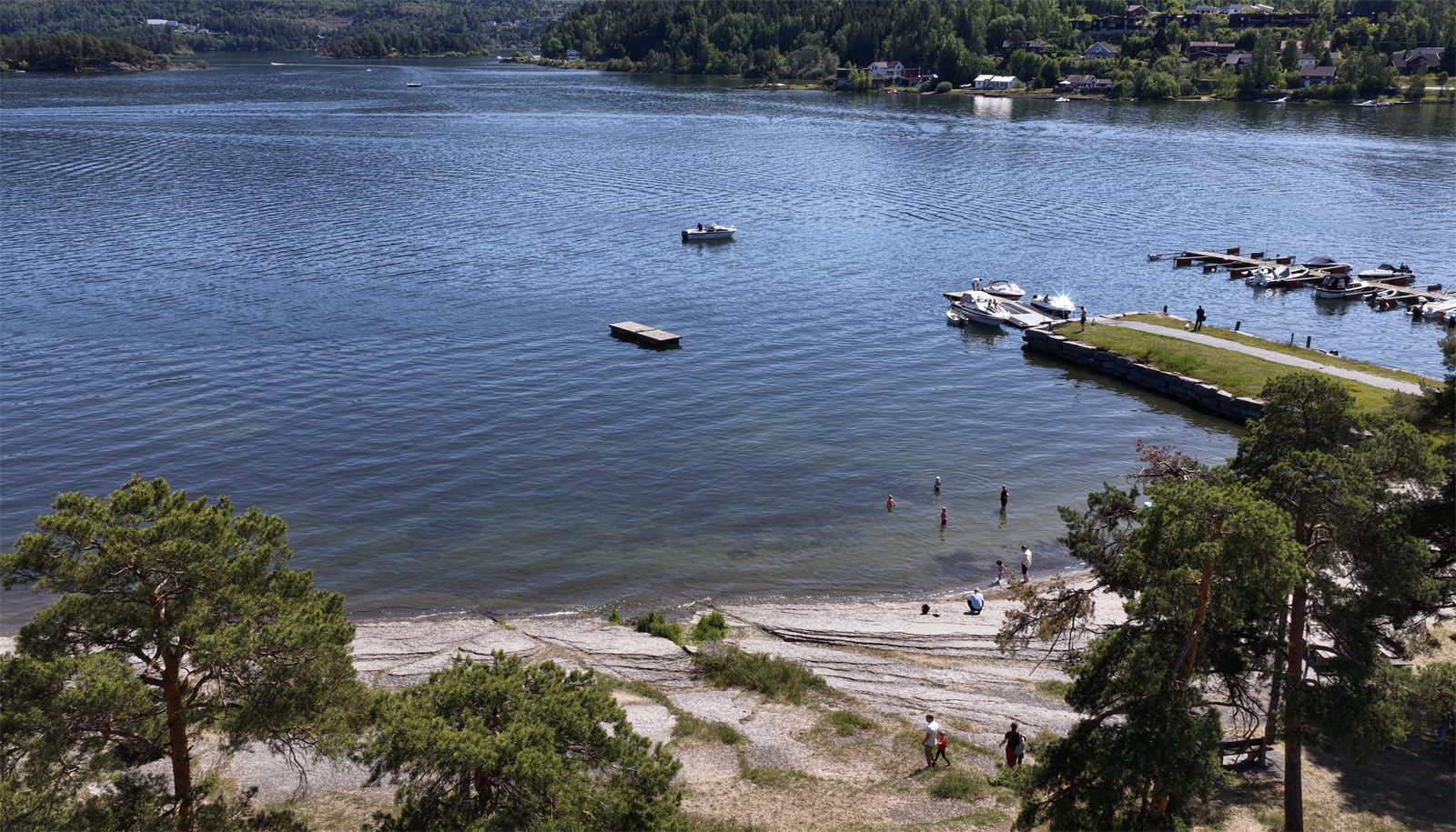 Fra boligene er det gangavstand til flotte badeplasser Galleribilde