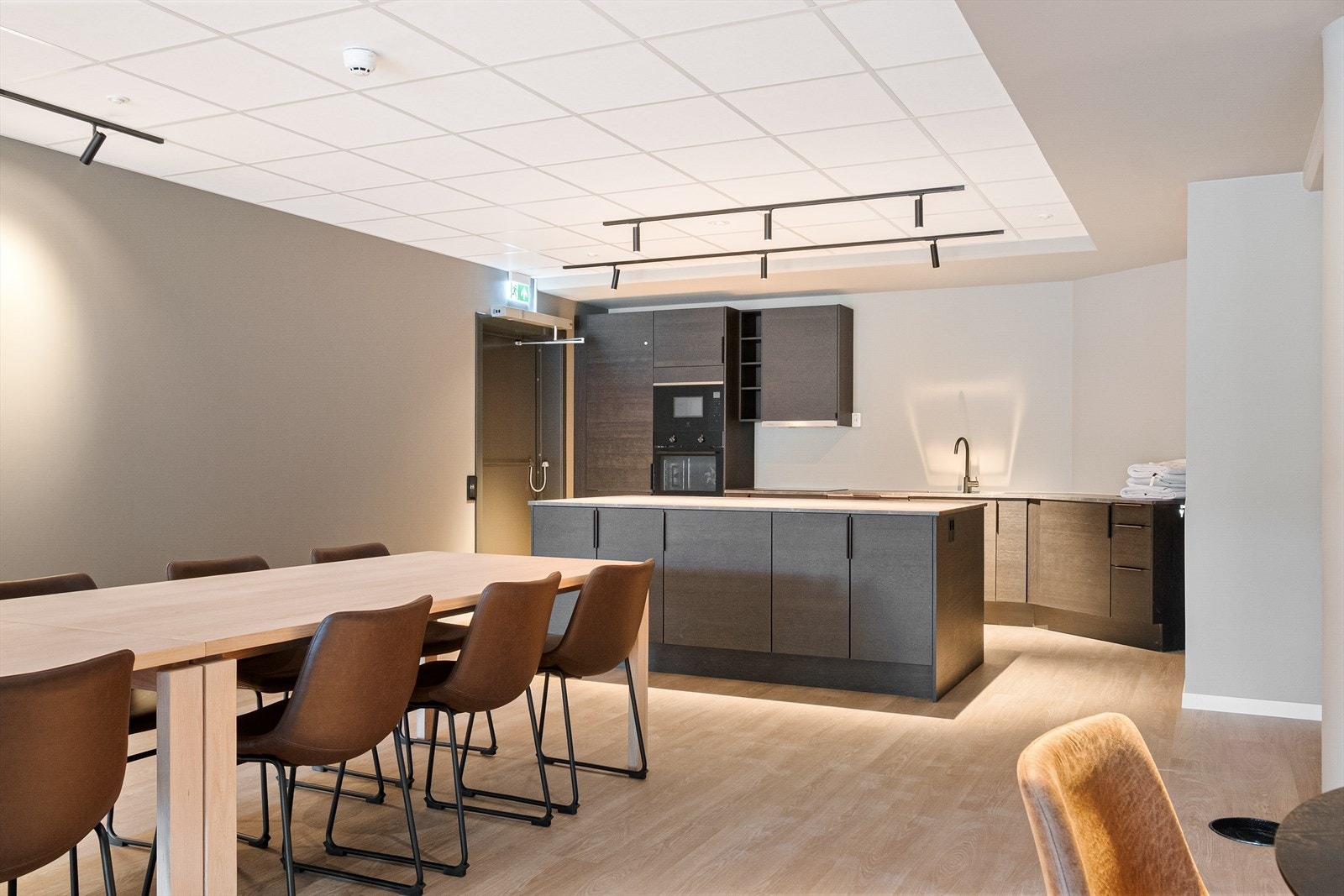 Rommet er også utstyrt med fullverdig kjøkken samt to toaletter Galleribilde