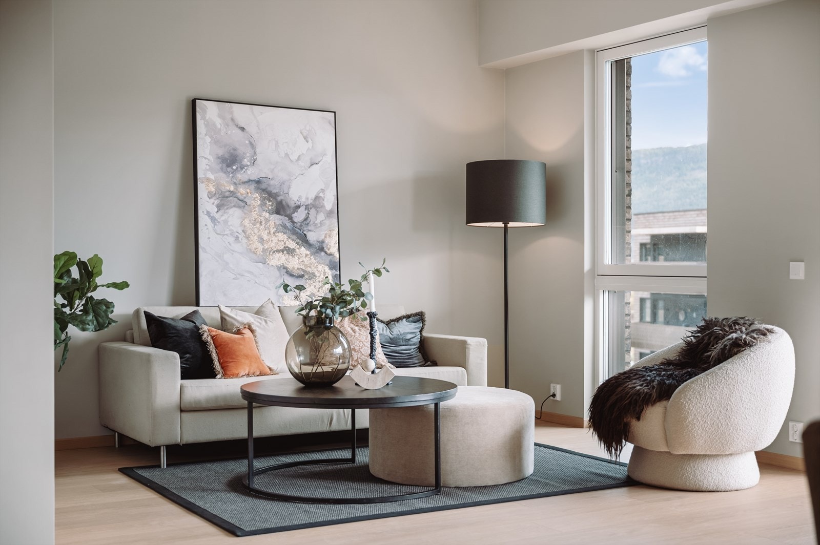 Leiligheten byr på en gjennomgående høy standard -vannbåren varme, ekstra takhøyde, 1-stavs eikegulv, dempelister på innerdører, m.m. Galleribilde