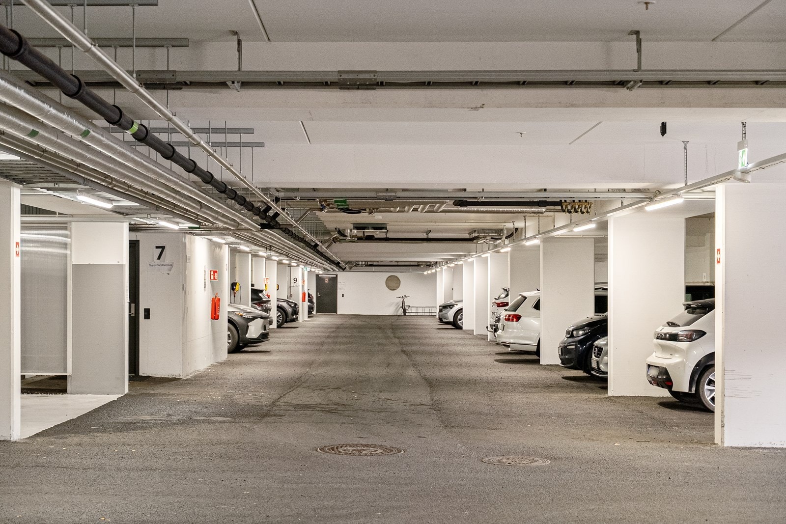 Garasjeanlegget er over 2 plan og det medfølger en plass til alle leilighetene med mulighet for el-bilader Galleribilde