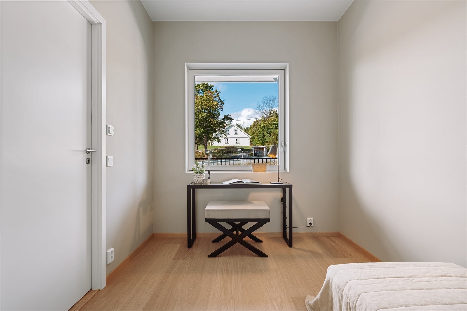 Rommet passer fint som barnerom, gjesterom eller hjemmekontor Galleribilde