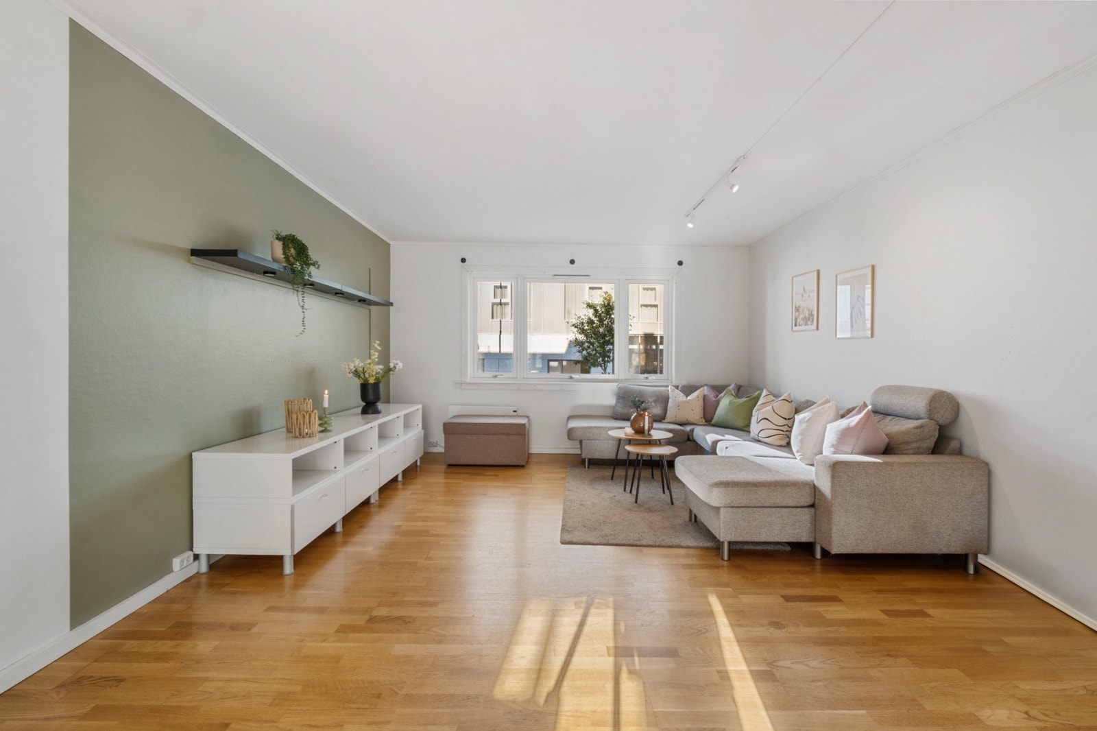 Det er god plass til en sofagruppe og TV med tilhørende møblement. Galleribilde