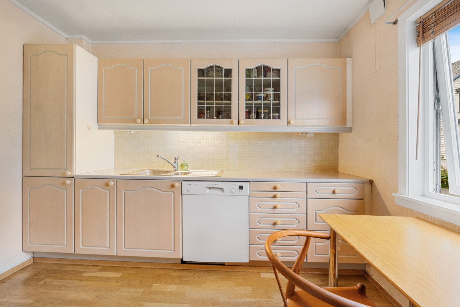 Her er det godt med både skapplass og arbeidsflater, noe som gjør kjøkkenet til en praktisk og hyggelig arbeidsplass. Galleribilde