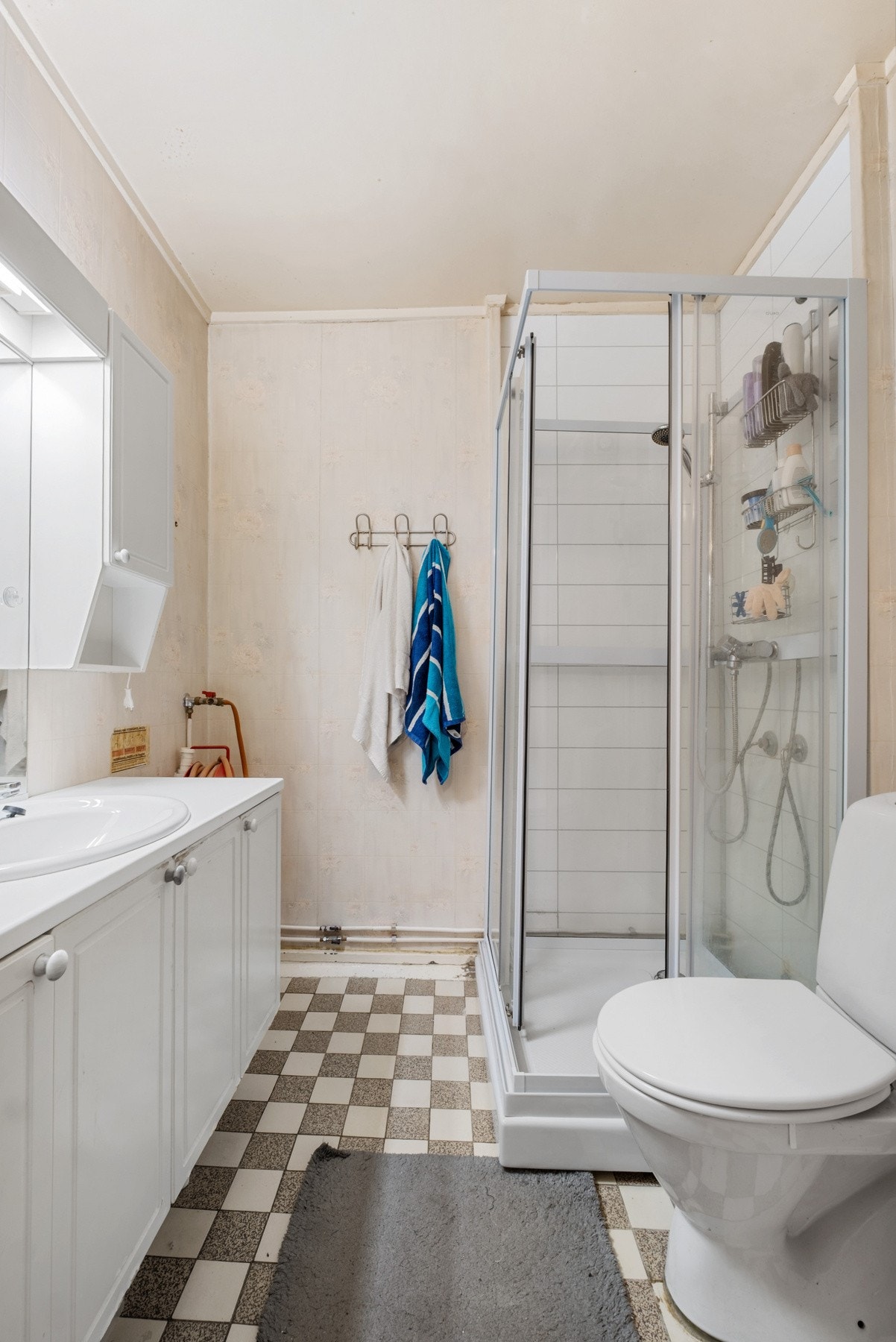 Baderommet er funksjonelt innredet med servant, toalett og et dusjkabinett. Galleribilde