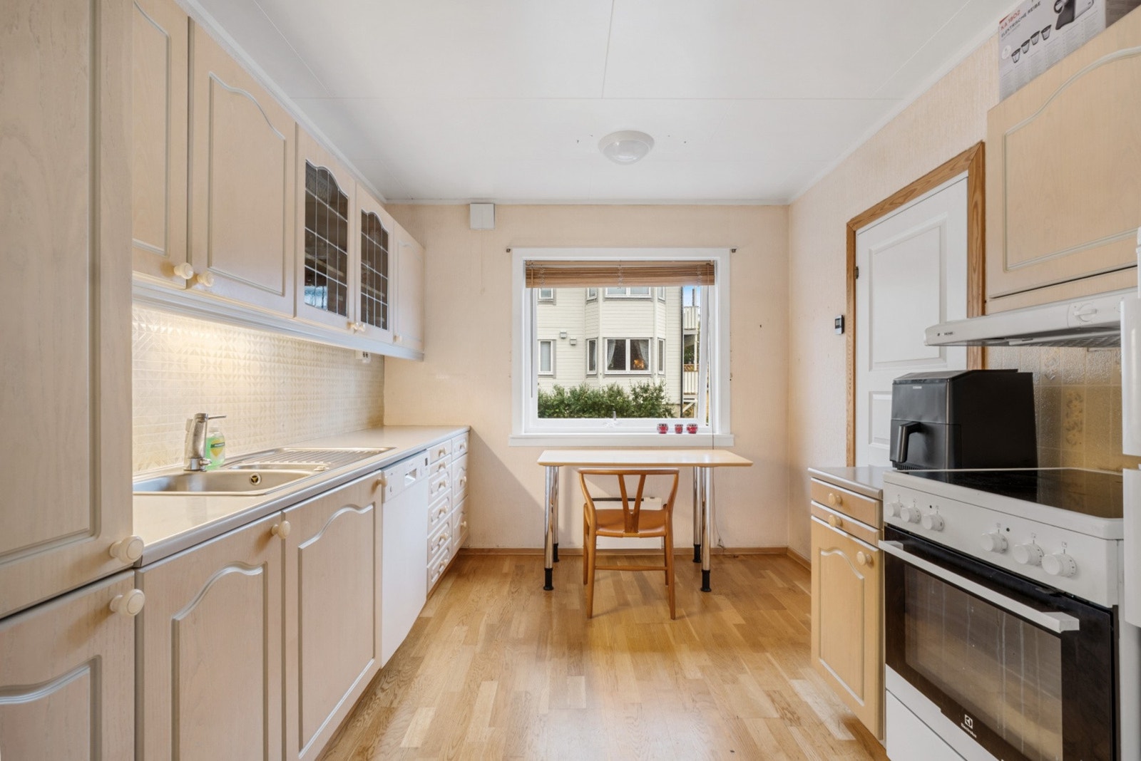 Kjøkkenet i denne etasjen er separat og har en pen innredning med profilerte fronter. Galleribilde