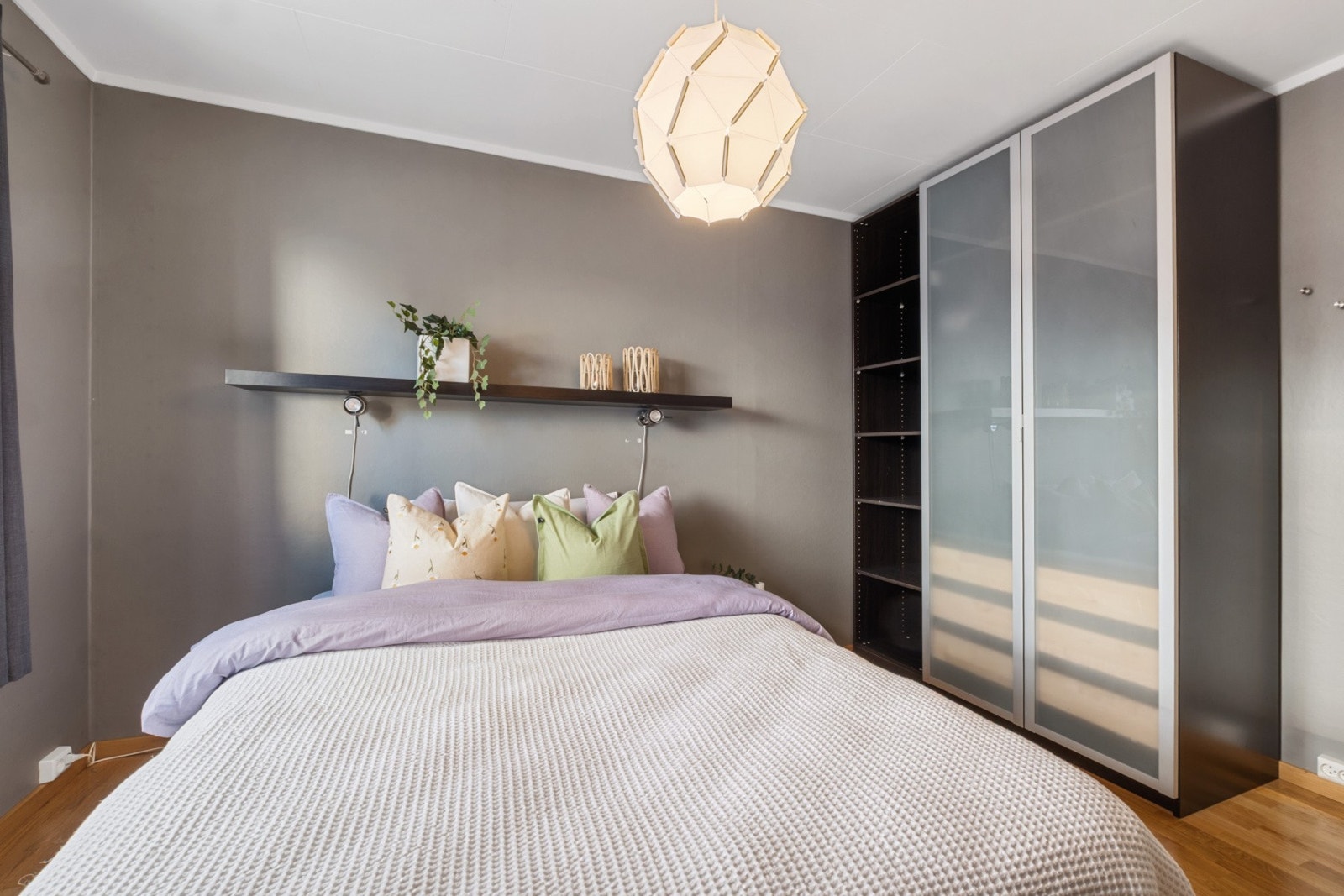 Alle soverommene har god plass til seng, nattbord og garderobeløsning. Galleribilde