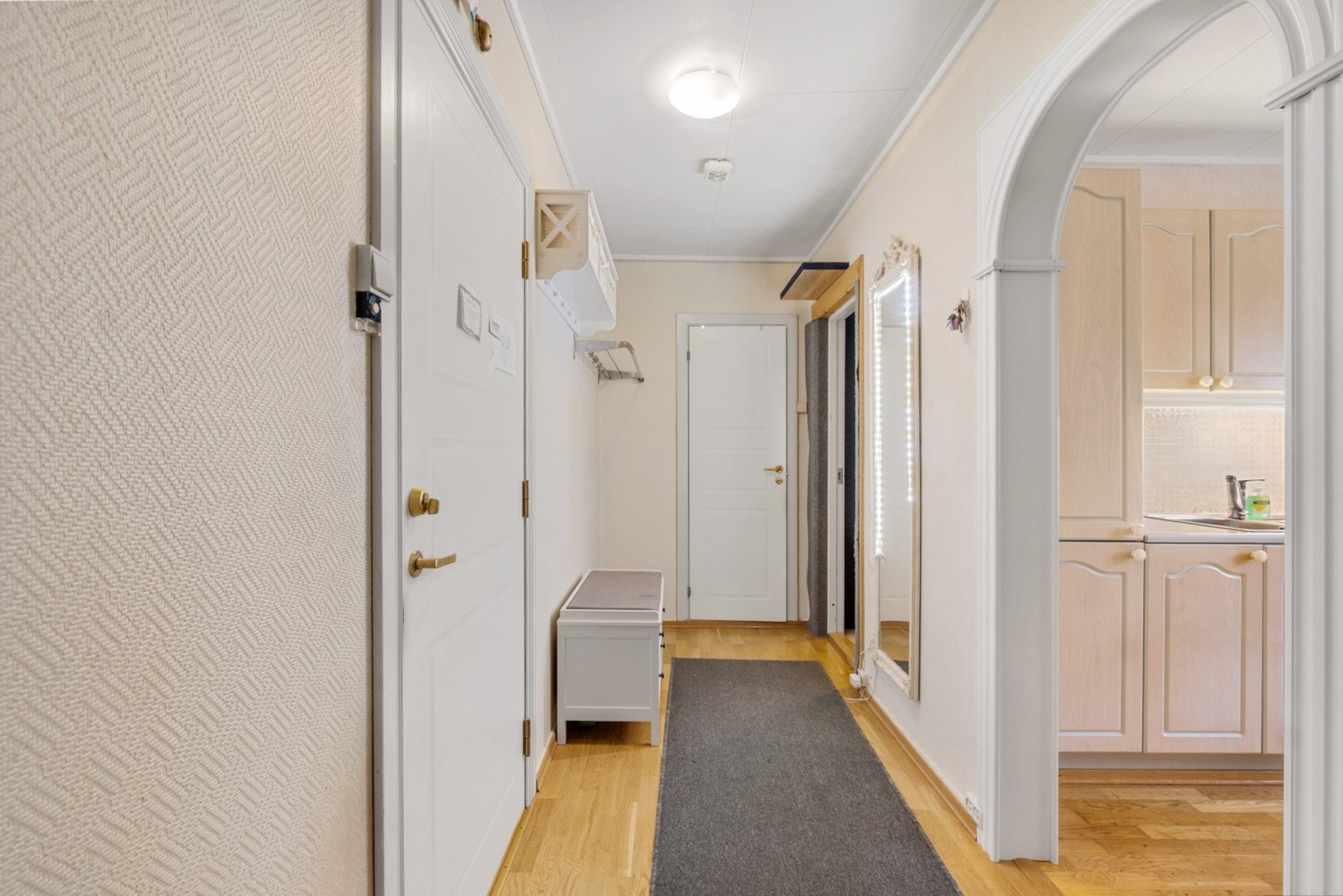 Praktisk gang med plass til knagger og hyller for oppbevaring av uteklær. Galleribilde