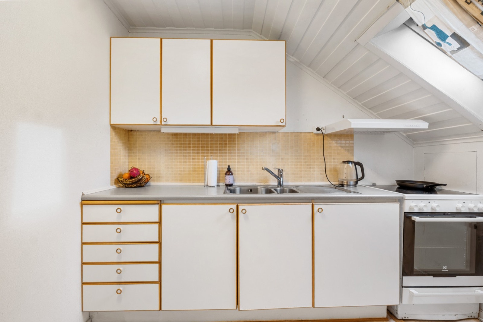 Her finner du en koselig stue/soverom med en praktisk kjøkkenkrok, som gir en fin og adskilt sone. Galleribilde