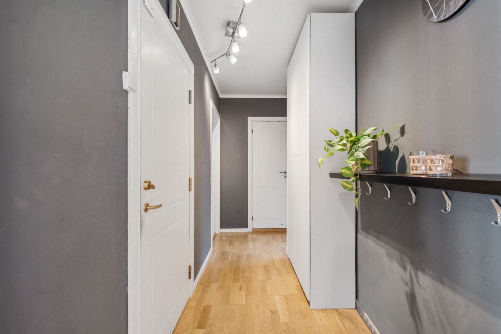 Boligens første etasje har et innbydende inngangsparti. Galleribilde