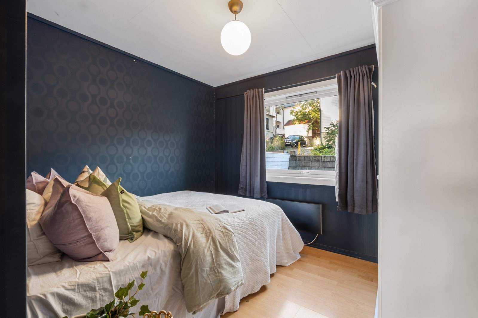 Begge soverommene har god plass til seng, nattbord og garderobeløsning. Galleribilde