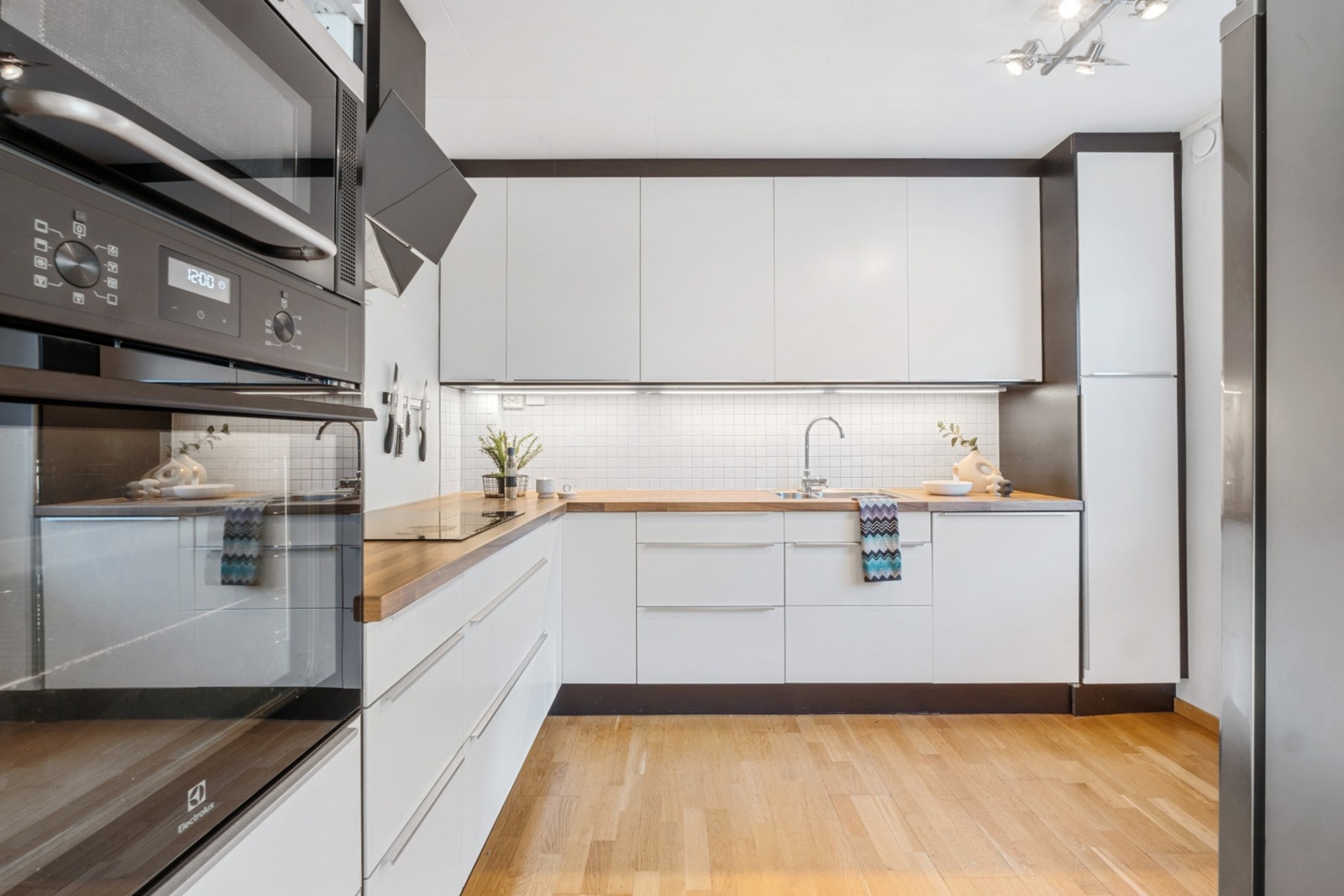 Kjøkkenet har en funksjonell innredning med slette fronter. Galleribilde