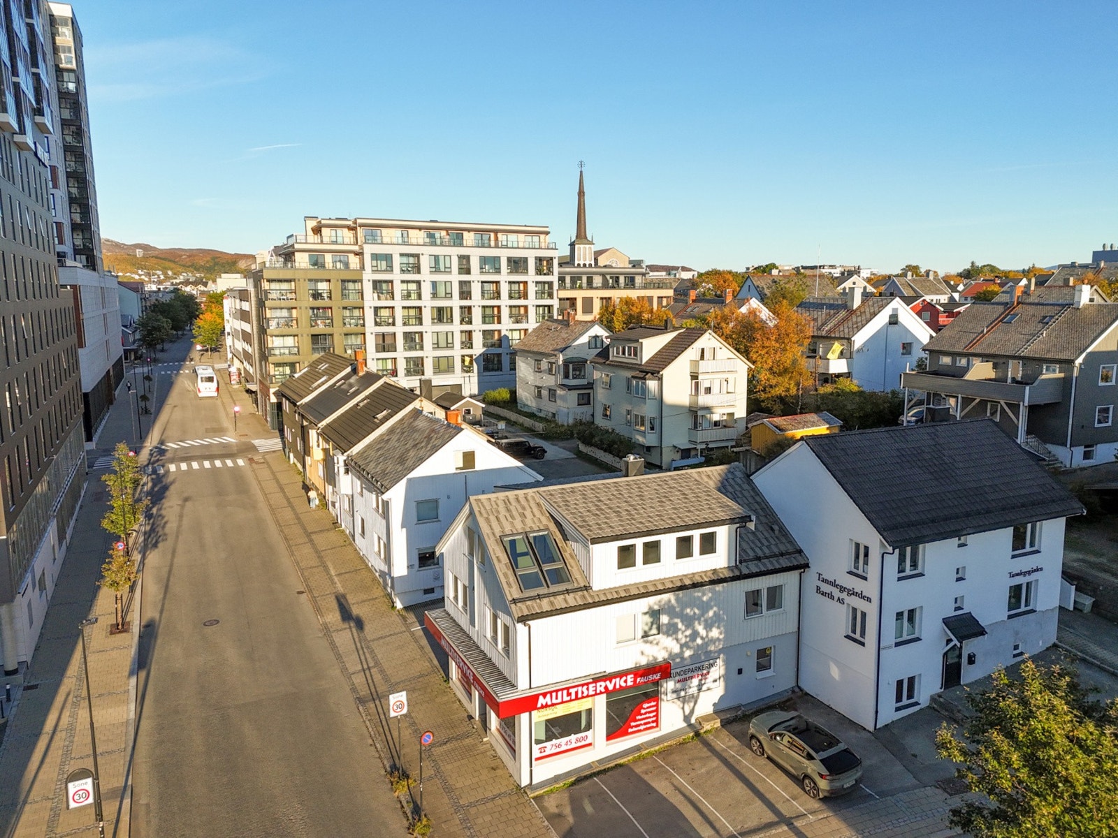 Herfra er det umiddelbar nærhet til et bredt spekter av byens fasiliteter, noe som bidrar til en enkel og praktisk hverdag. Galleribilde