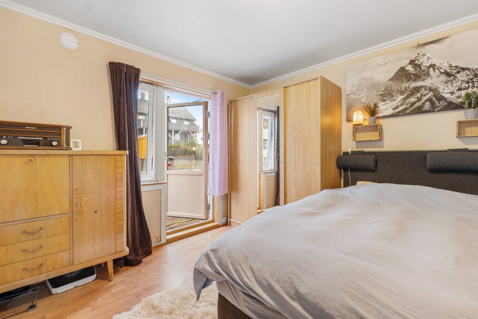 Det er god plass til seng, nattbord og annet ønsket møblement. Galleribilde