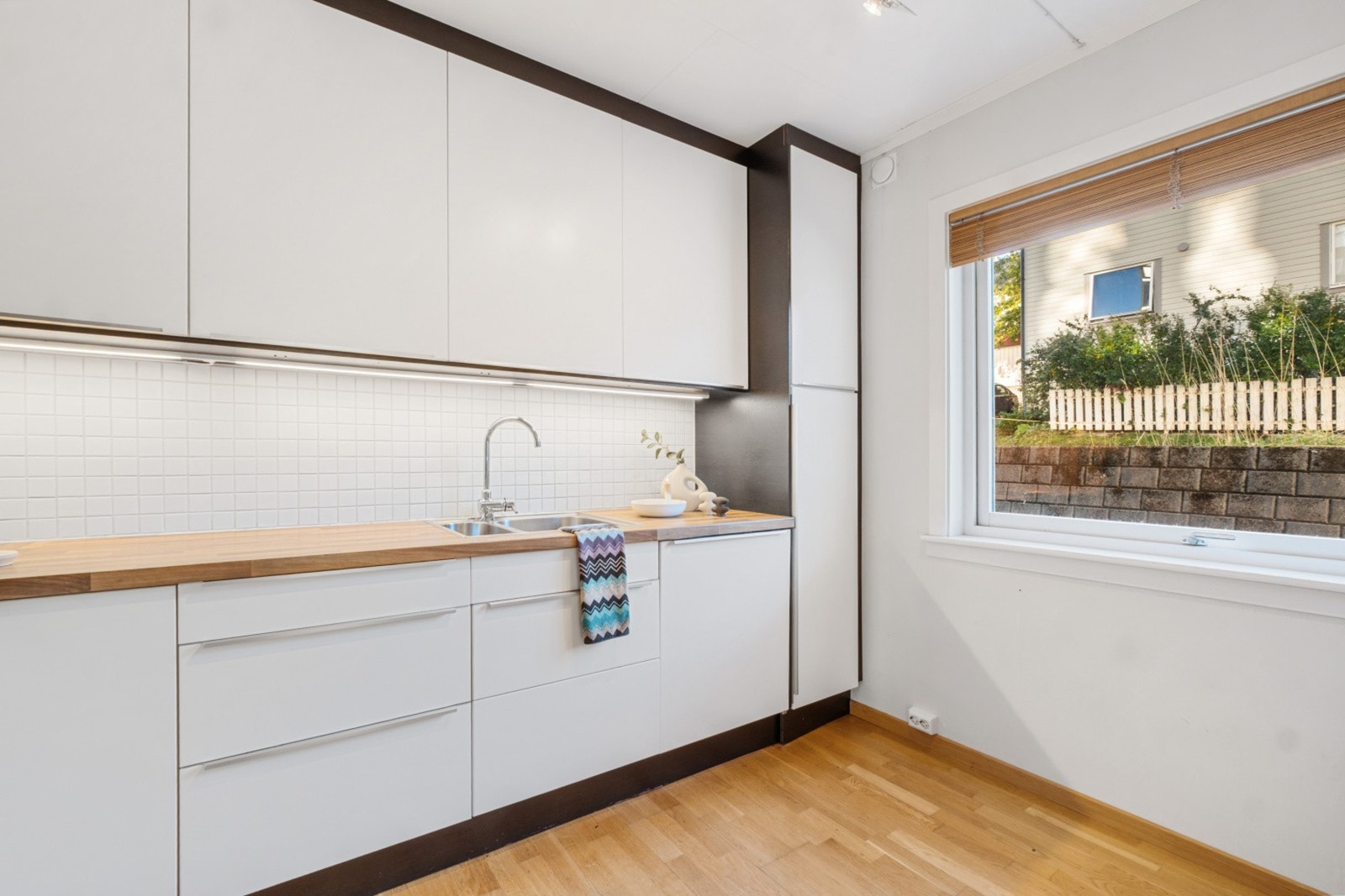 Kjøkkenet har godt med oppbevaringsplass i skuffer og skap. Galleribilde