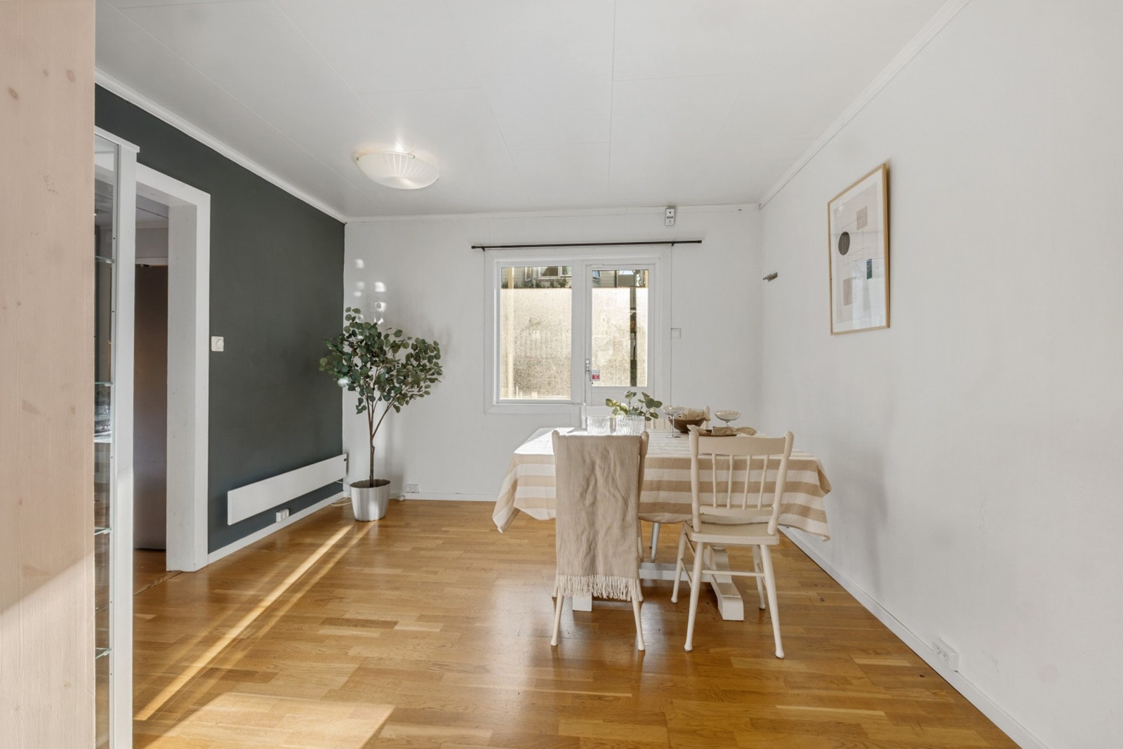 I stuen er det god plass til et spisebord. Galleribilde