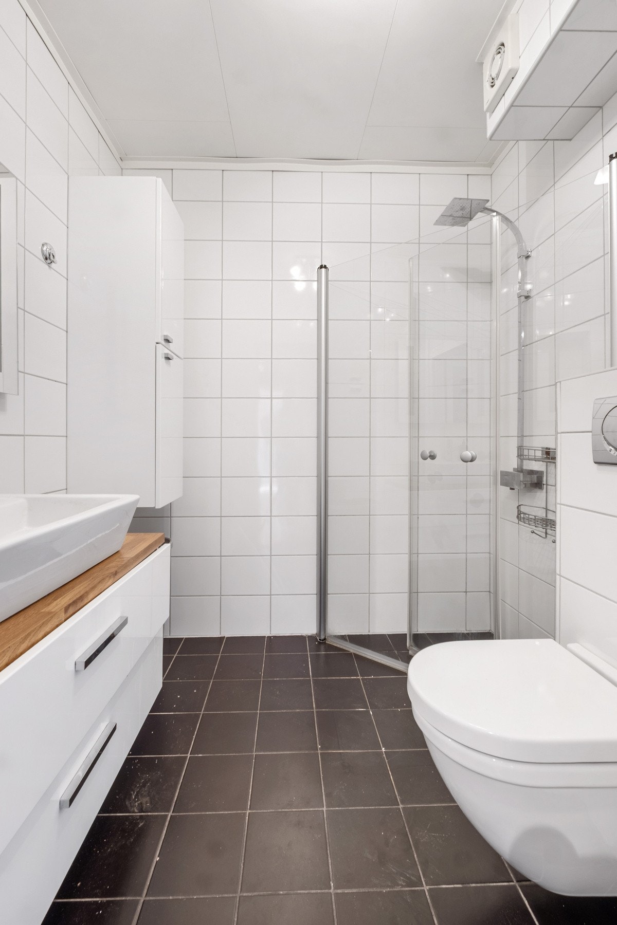 Baderommet i etasjen er pent flislagt og utstyrt med behagelig gulvvarme. Galleribilde