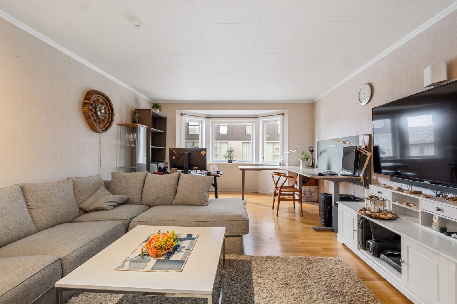 Det er god plass til en sofagruppe og TV med tilhørende møblement. Galleribilde