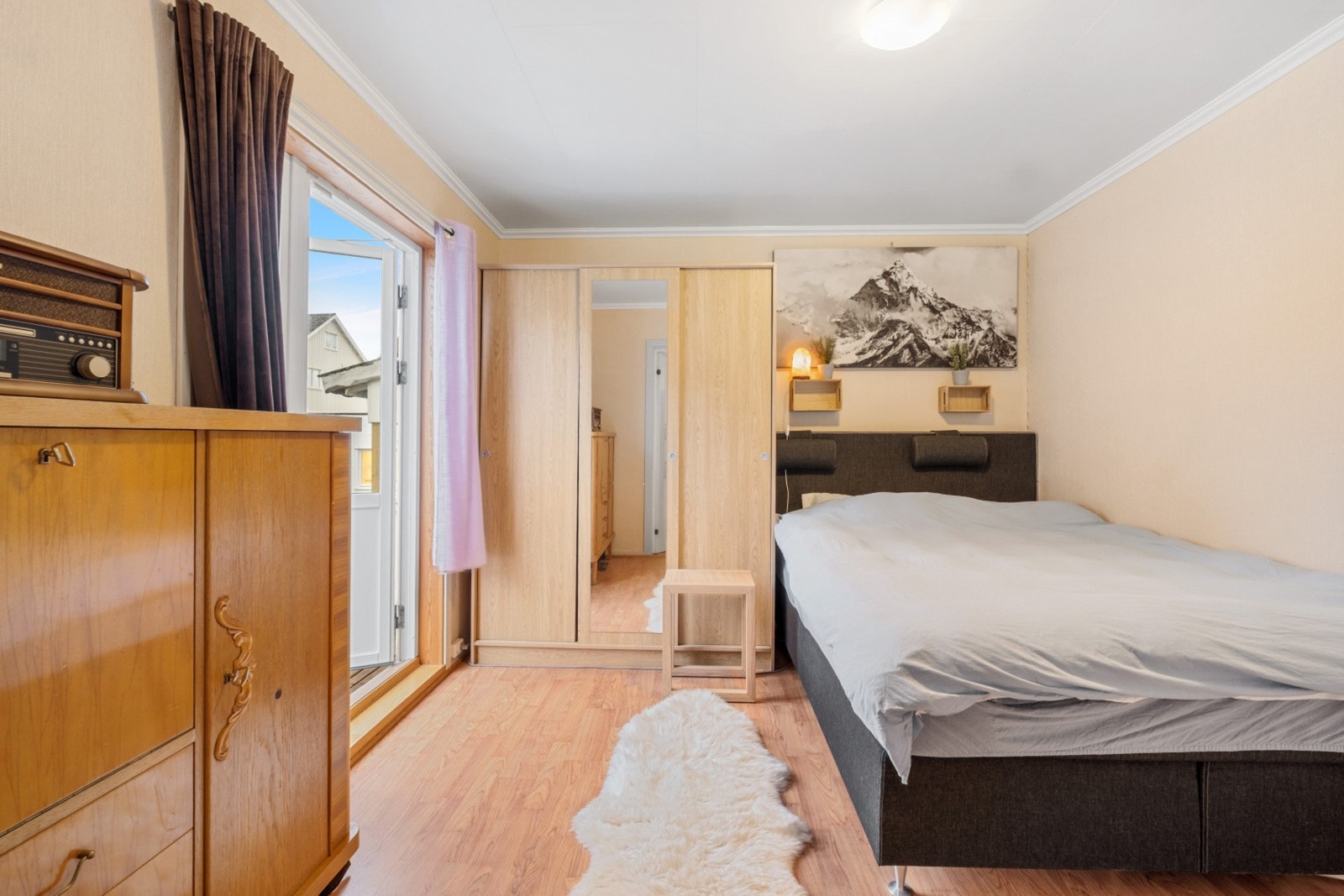 Fra dette soverommet er det utgang til en balkong. Galleribilde