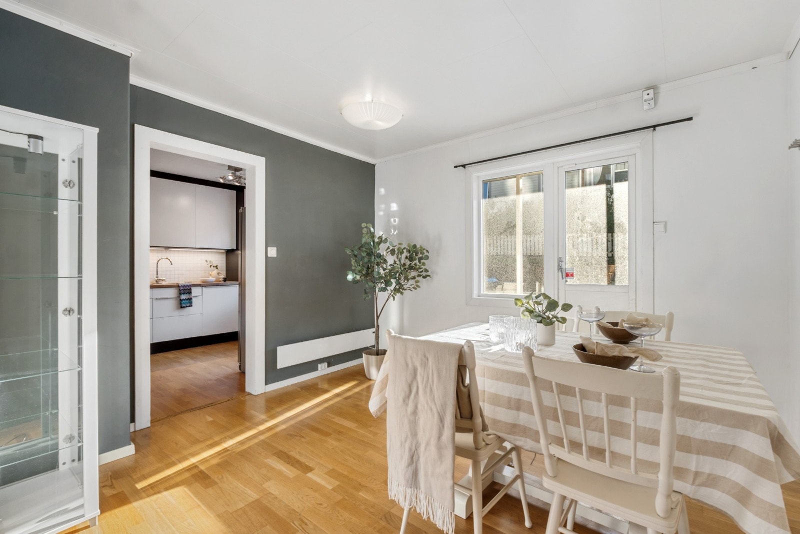 Stuen har overflater malt i et moderne og tidløst fargevalg. Galleribilde