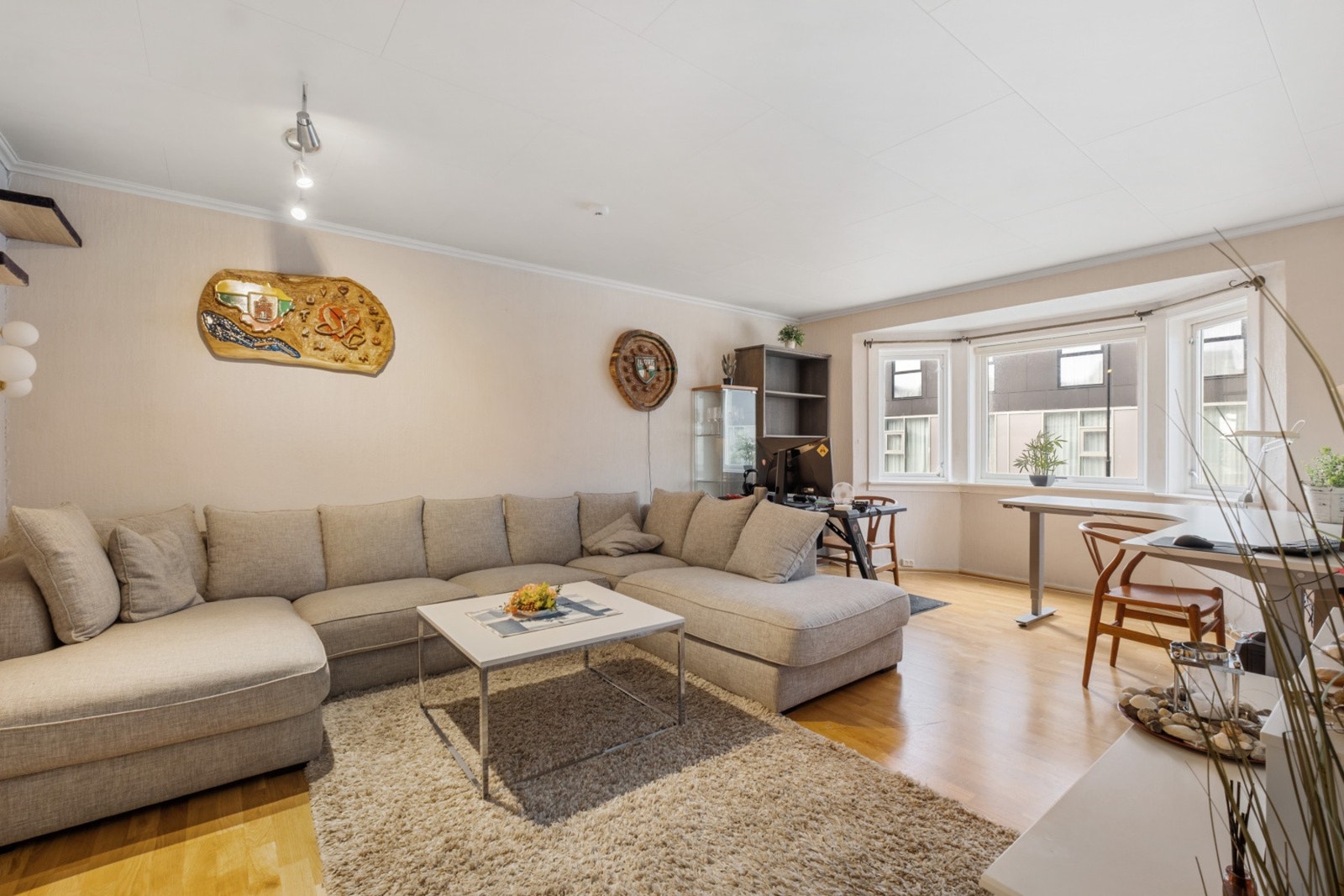 Her finner du en lys og tiltalende stue. Galleribilde