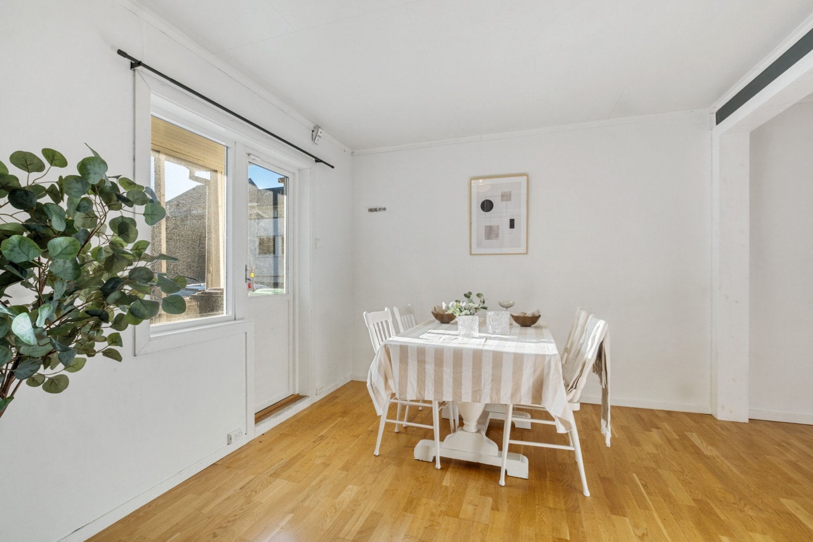 Fra stue er det utgang til en overbygd terrasse. Galleribilde